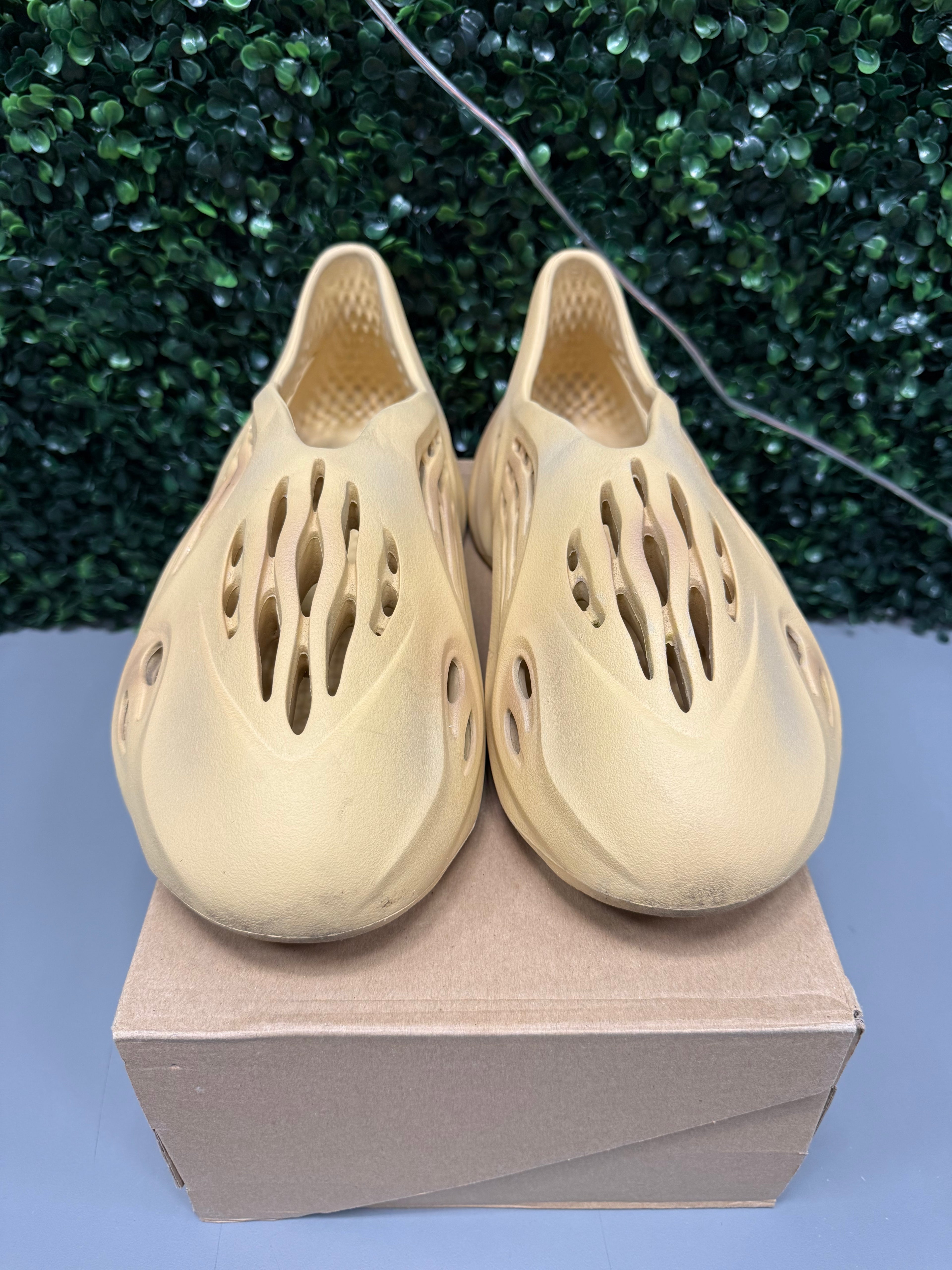 Yeezy Foam RNNR “Desert Sand” Size 12 Preowned