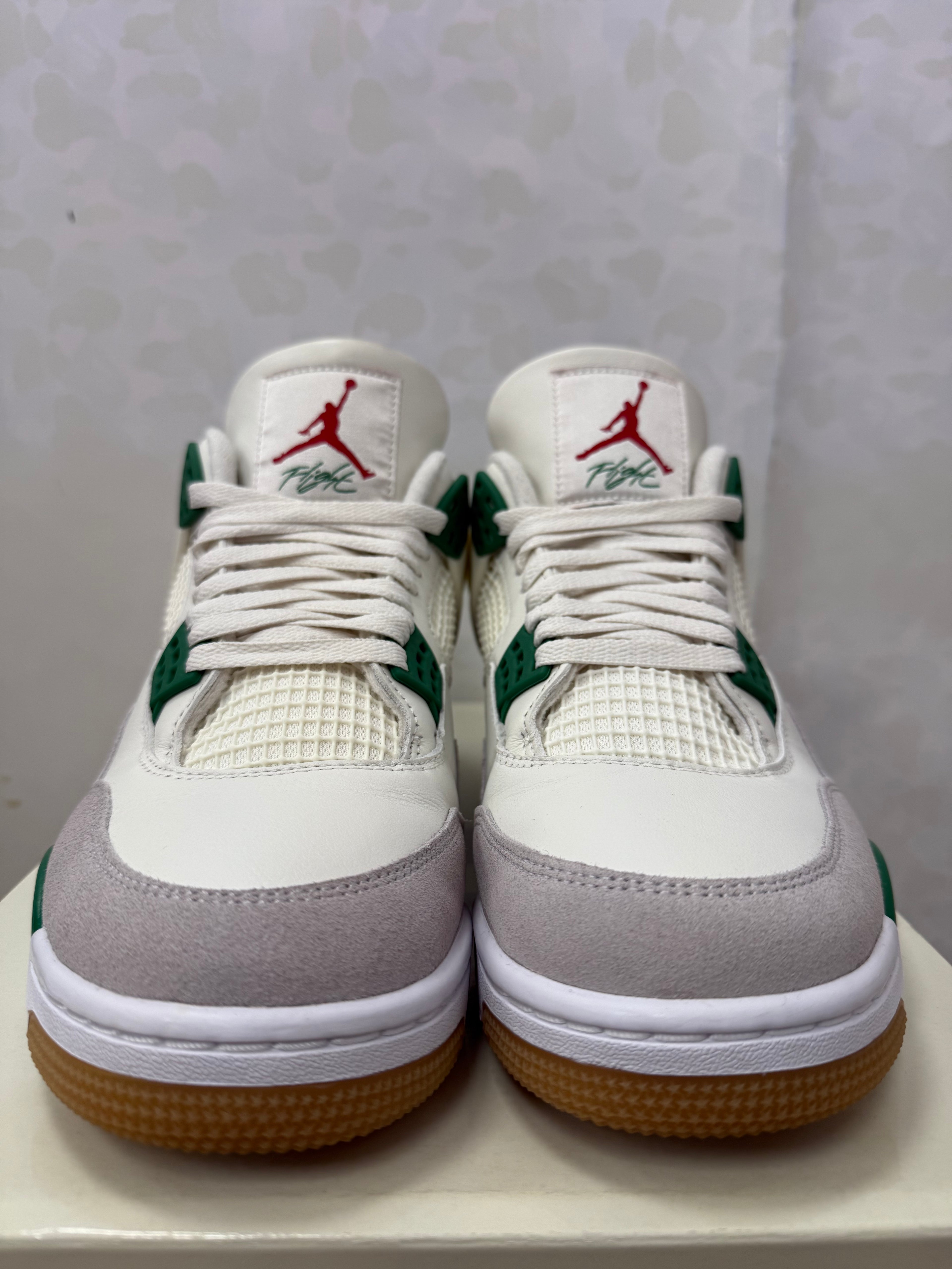 Jordan 4 SB “ Pine Green” Size 9.5 Preowned