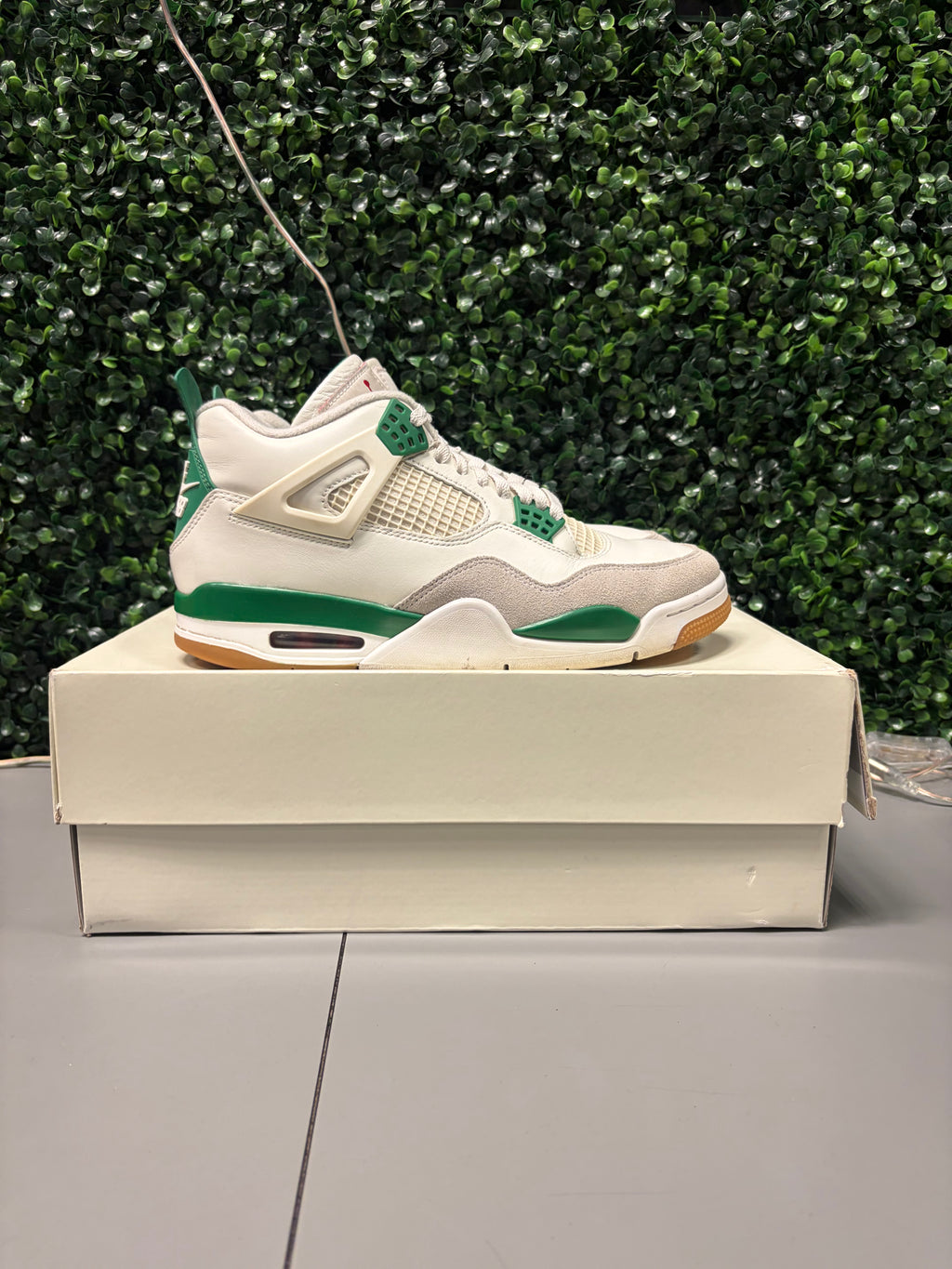 Jordan 4 SB "Pine Green" Size 9.5 Preowned