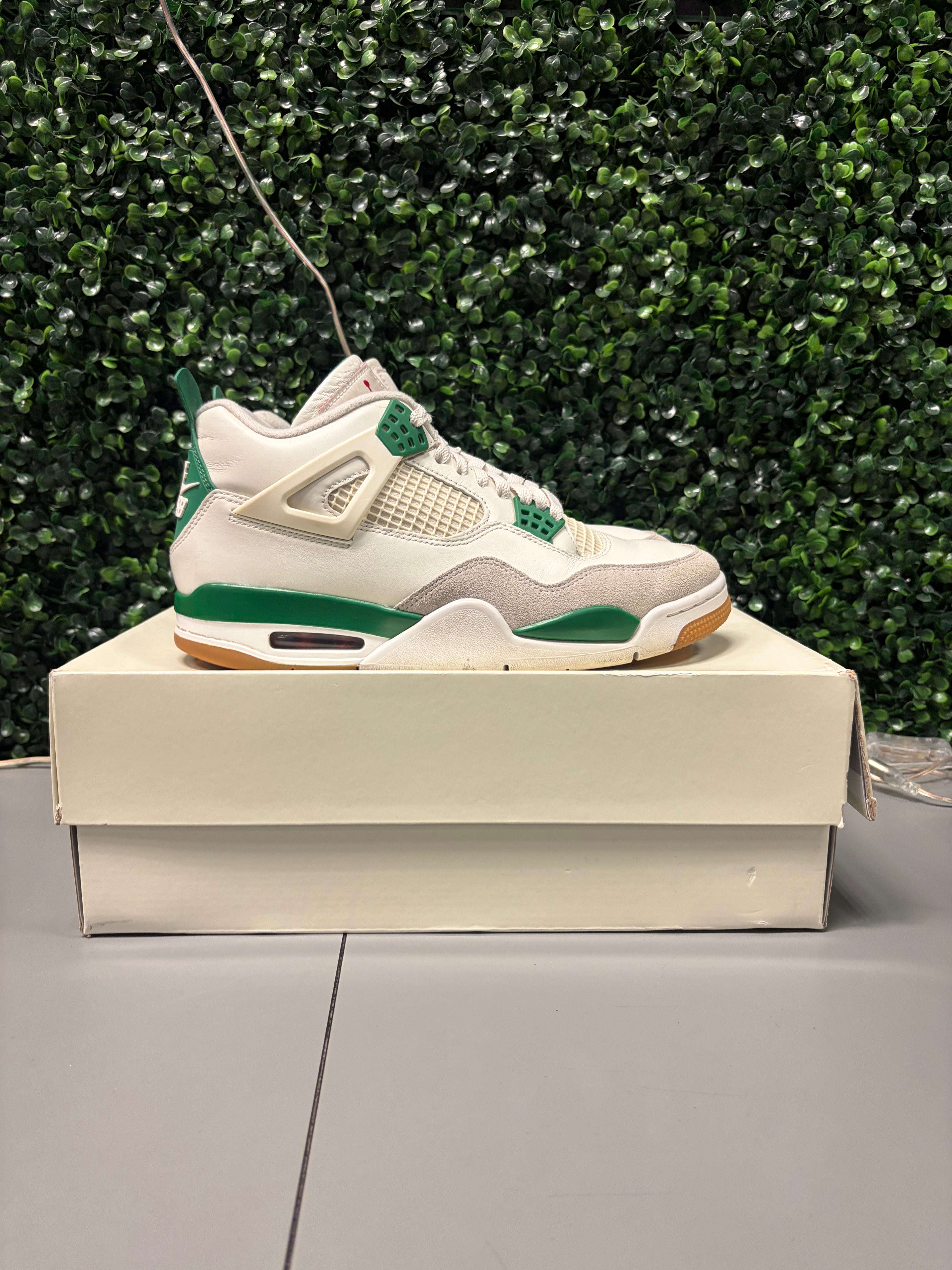 Jordan 4 SB "Pine Green" Size 9.5 Preowned
