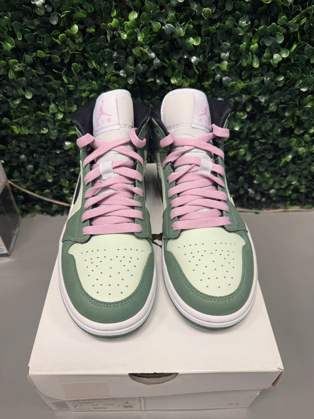 Jordan 1 Mid “Dutch Green” Size 7.5W / 6Y Preowned