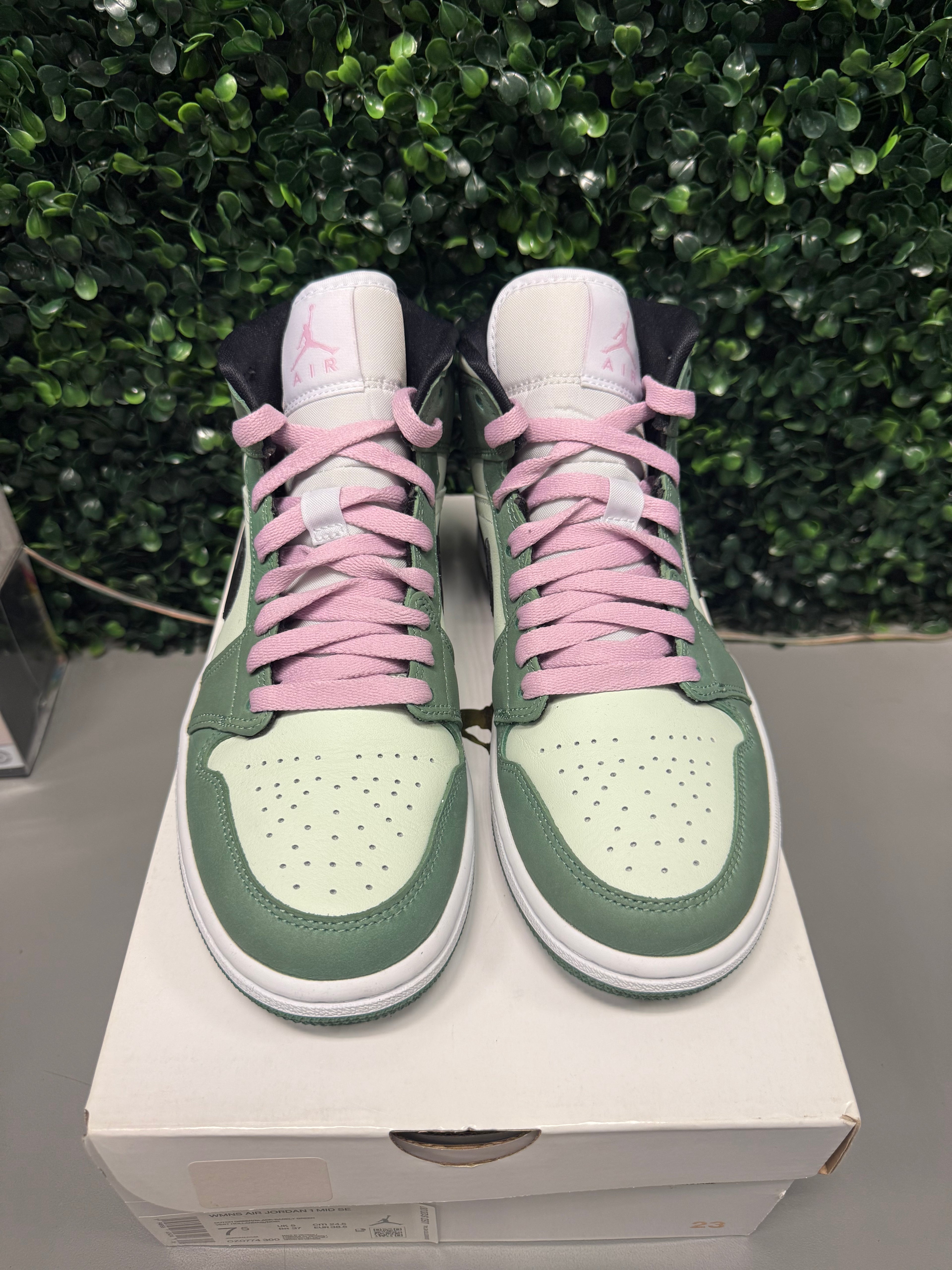 Jordan 1 Mid “Dutch Green” Size 7.5W / 6Y Preowned