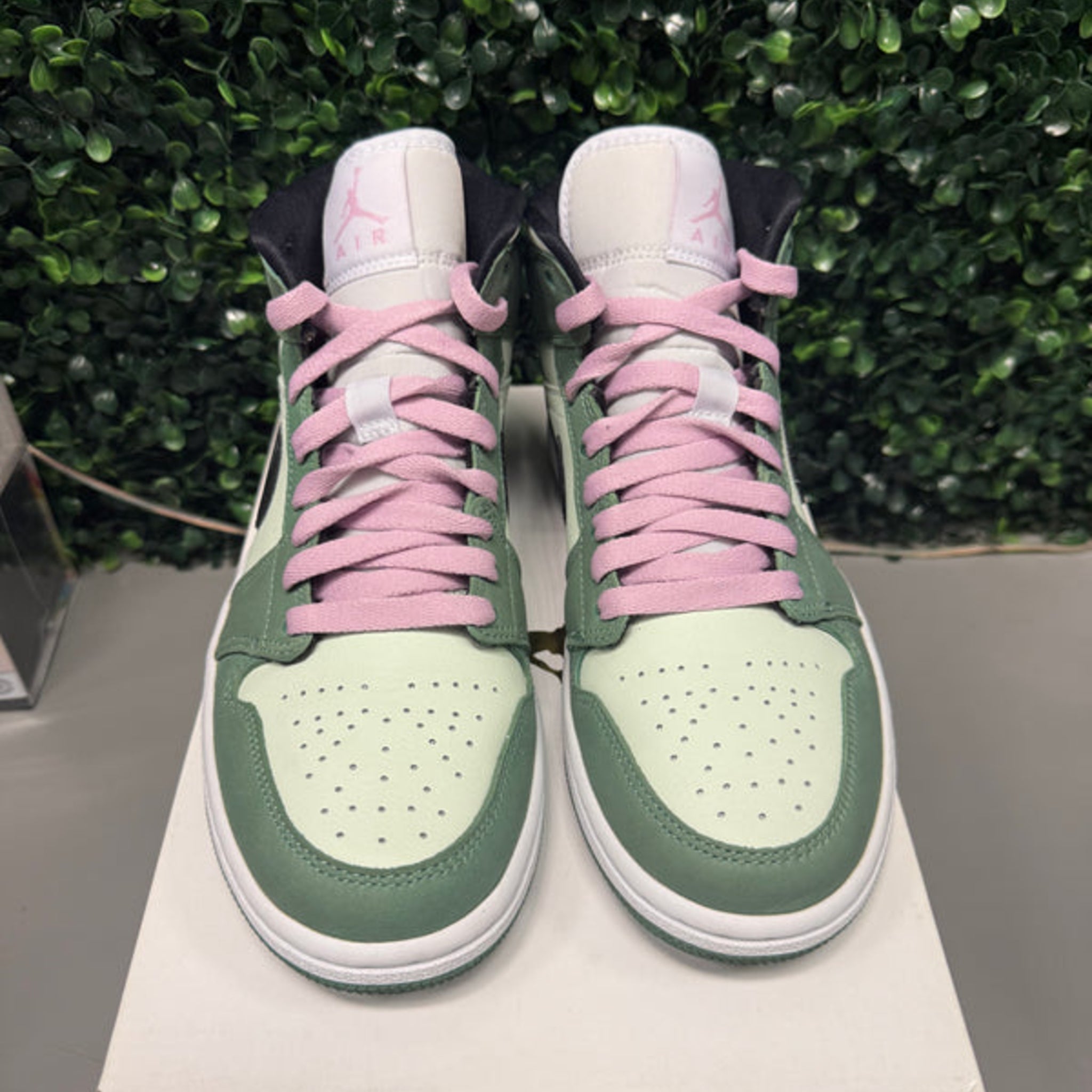 Jordan 1 Mid “Dutch Green” Size 7.5W / 6Y Preowned