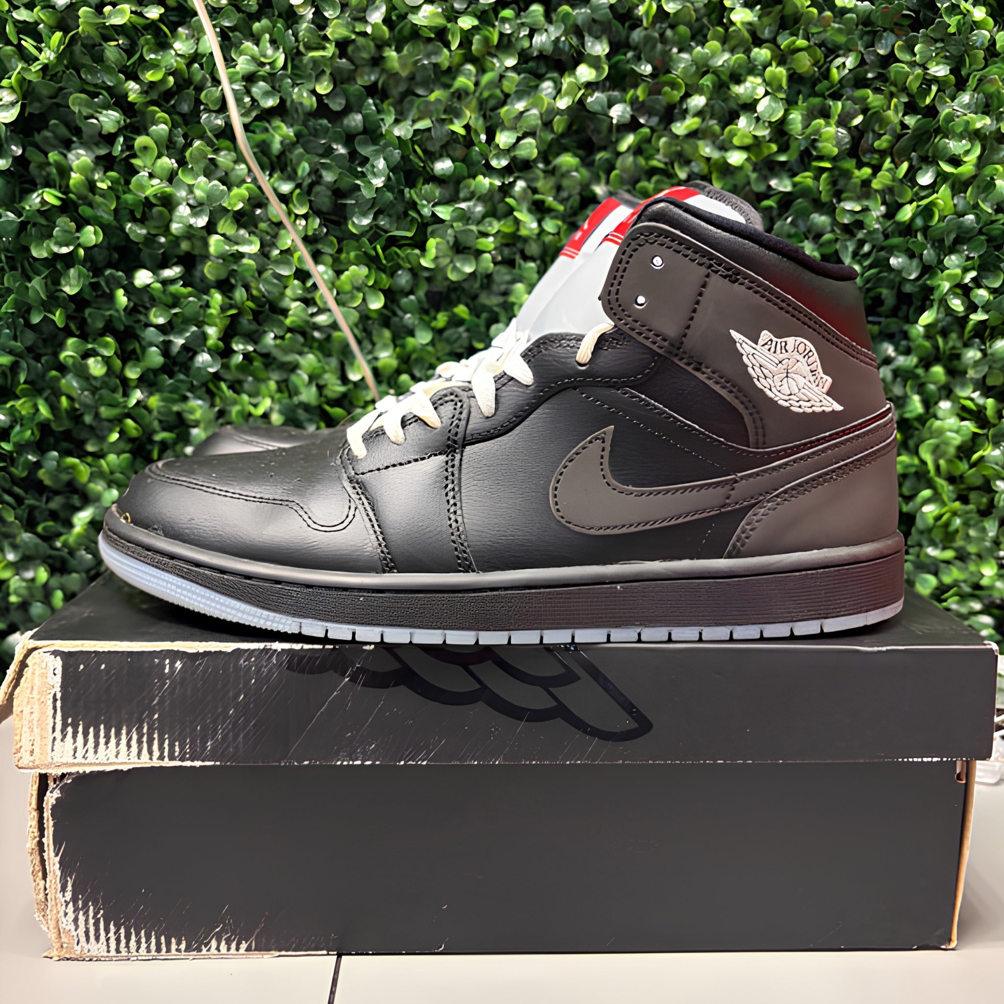Jordan 1 Mid SE "Black Metallic Reimagined" Size 11.5 Preowned