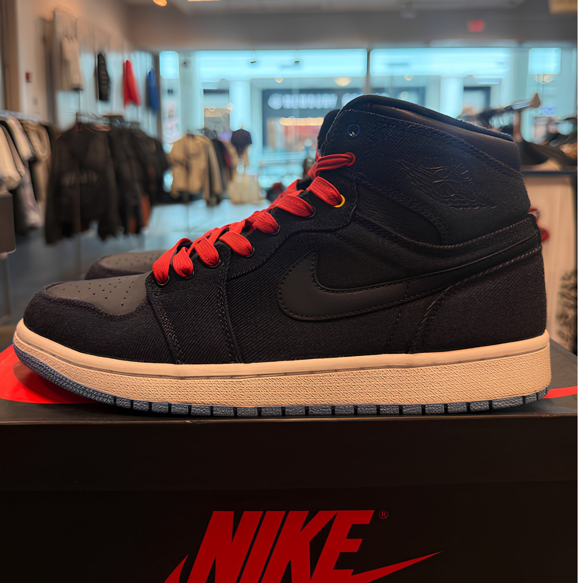 Jordan 1 Retro "Family Forever" Size 10 Preowned