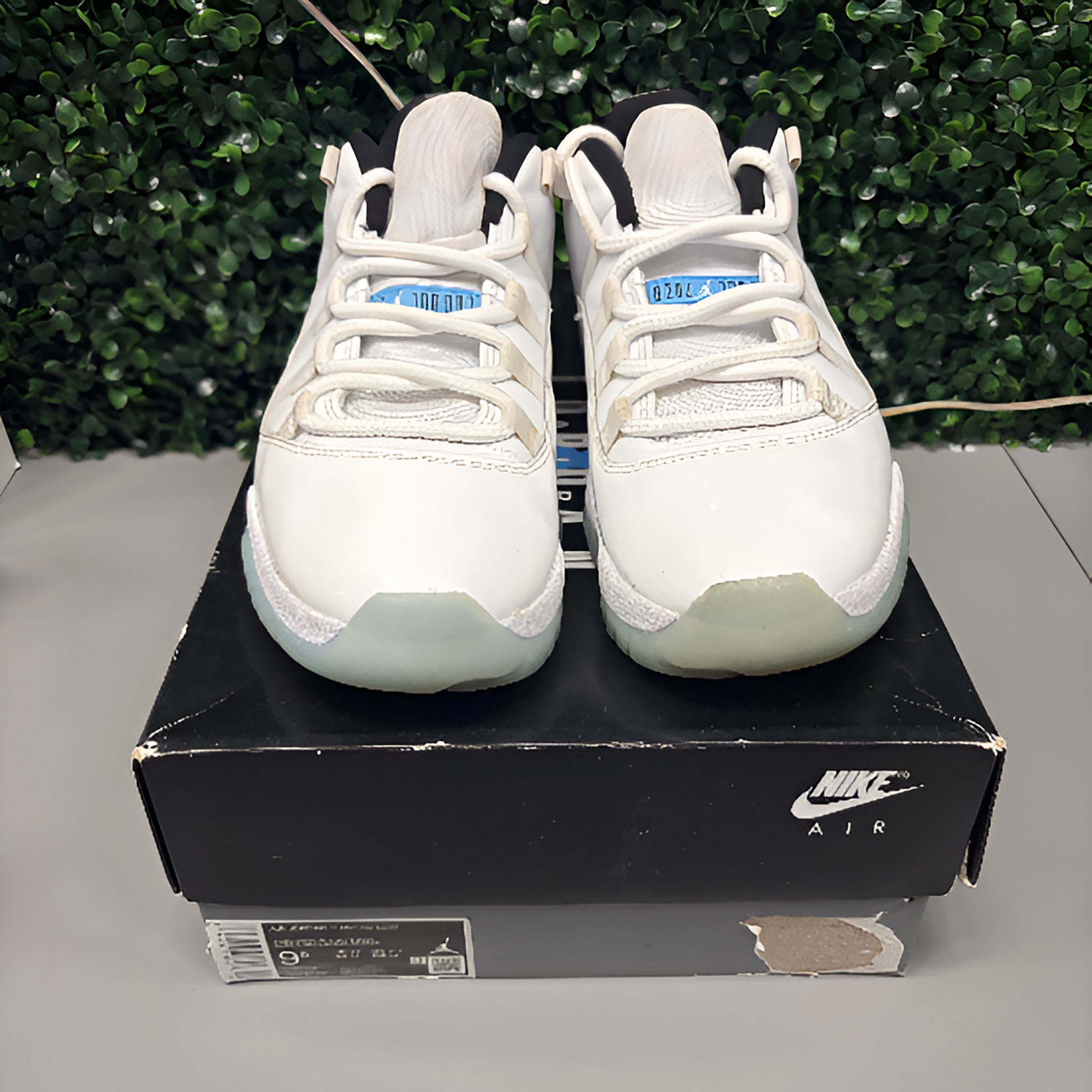 Jordan 11 Retro Low "Legend Blue" Size 9.5 Preowned