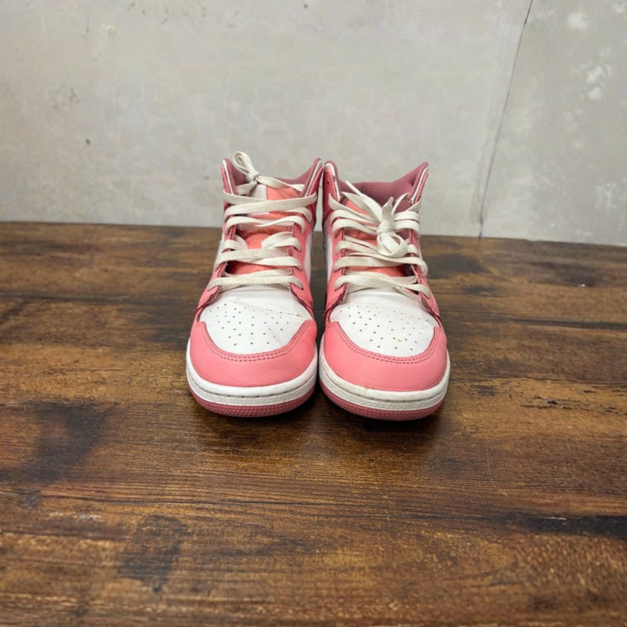 Jordan 1 Mid “Valentines Day” Size 7Y Preowned No Box