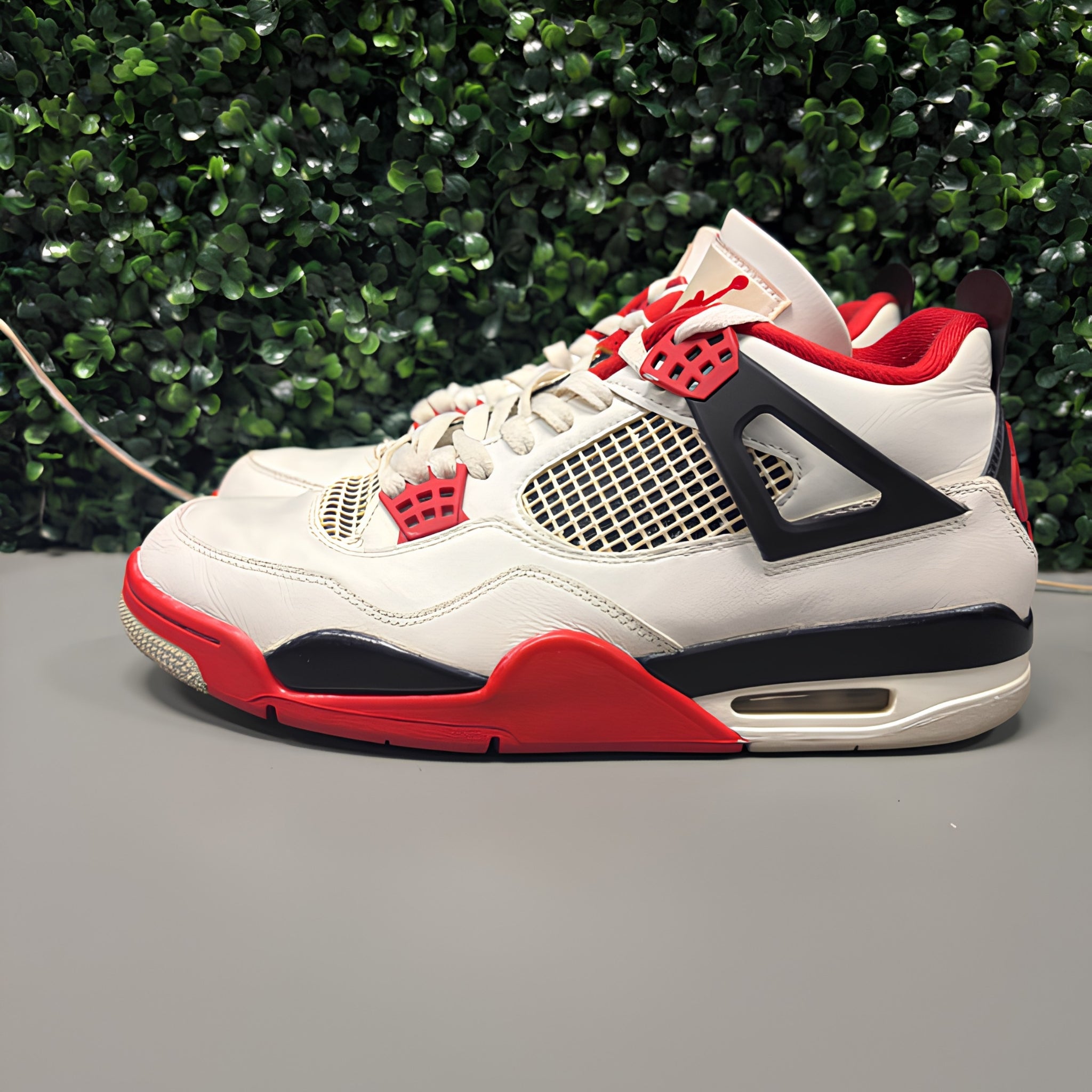 Jordan 4 Retro "Fire Red" Size 10.5 Preowned (NO BOX)