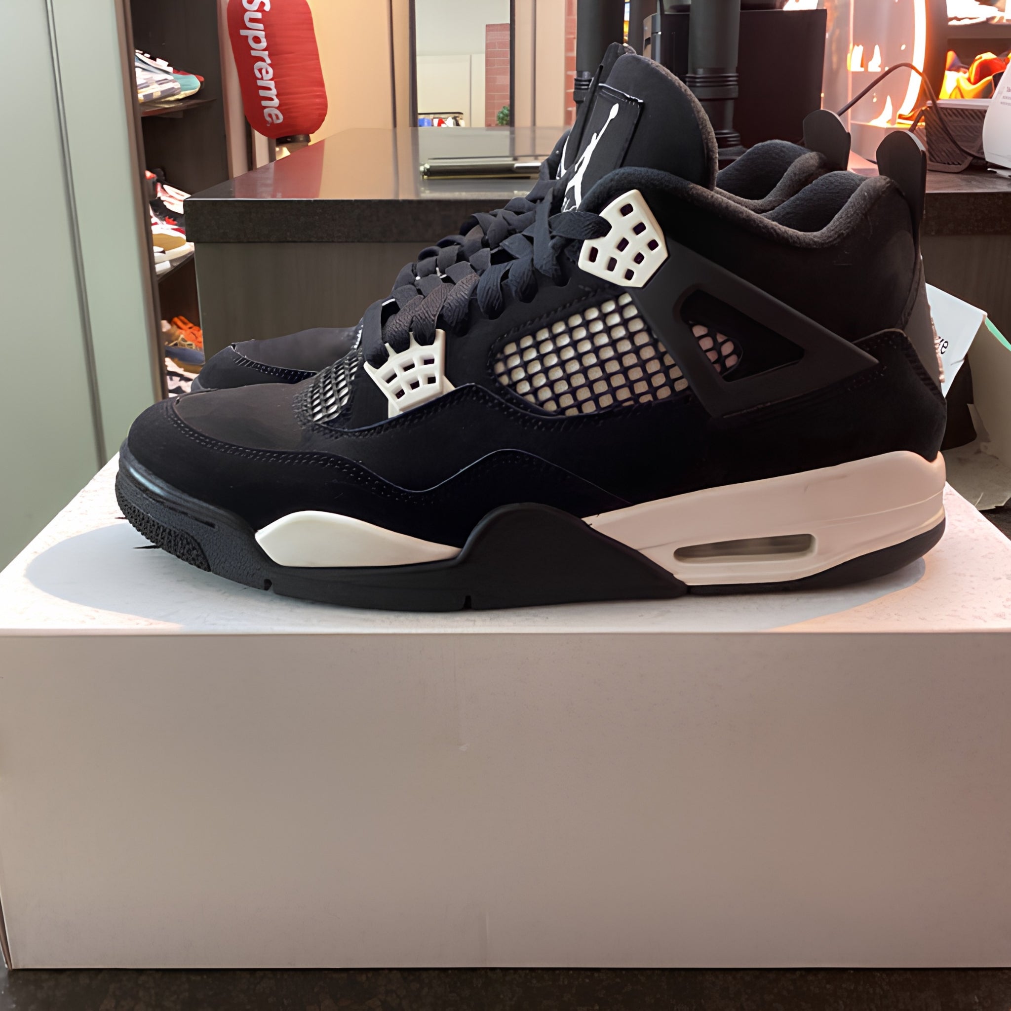 Jordan 4 “White Thunder” Preowned Size 9.5