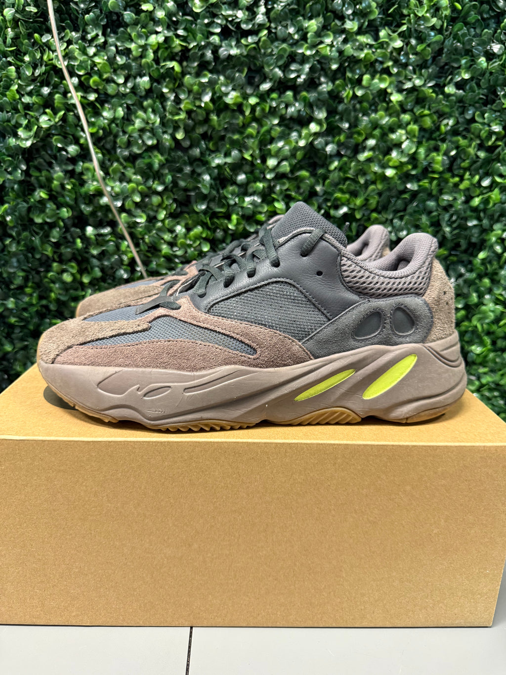 Yeezy 700 "Mauve" Size 11 Preowned