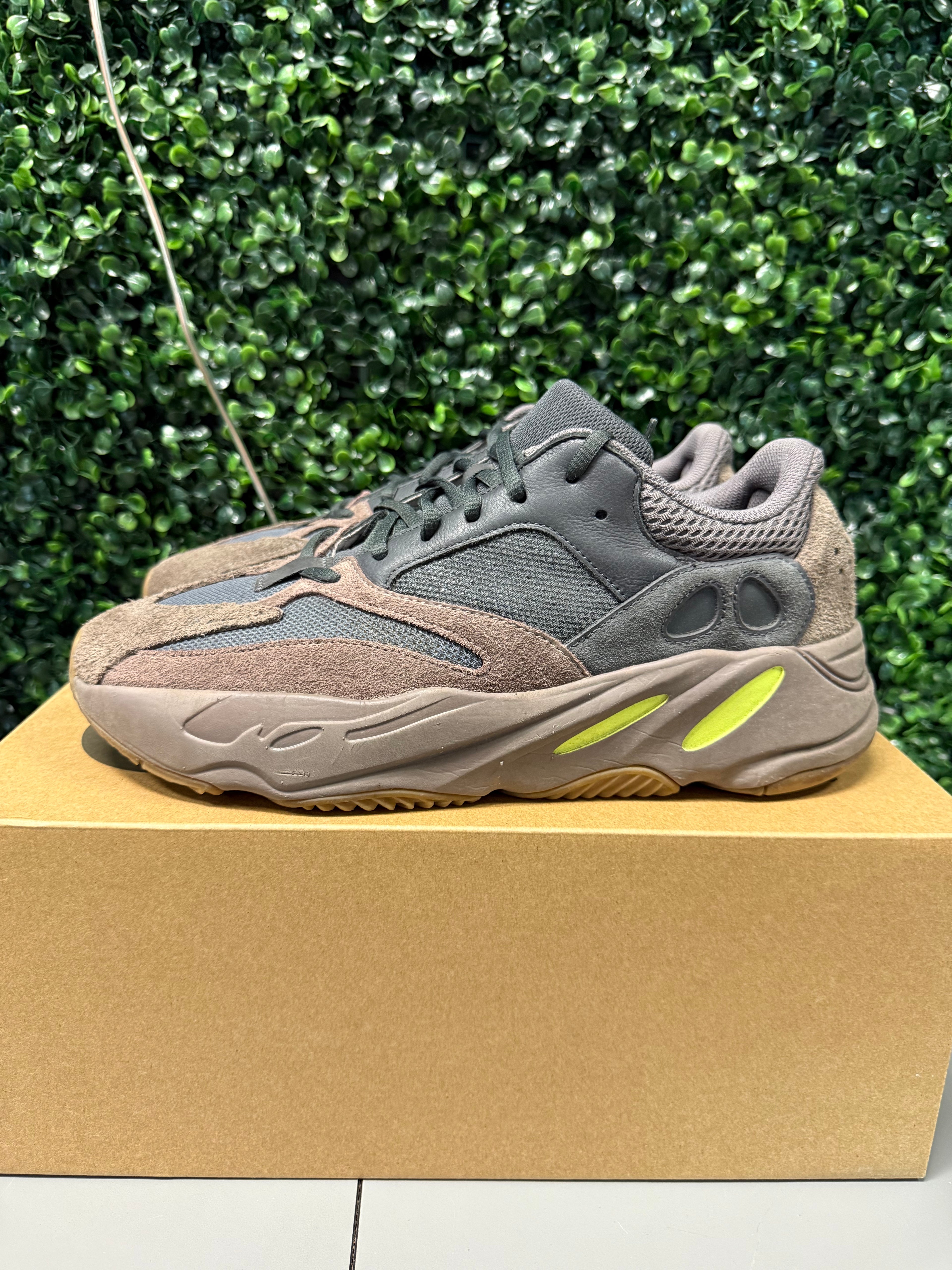 Yeezy 700 "Mauve" Size 11 Preowned