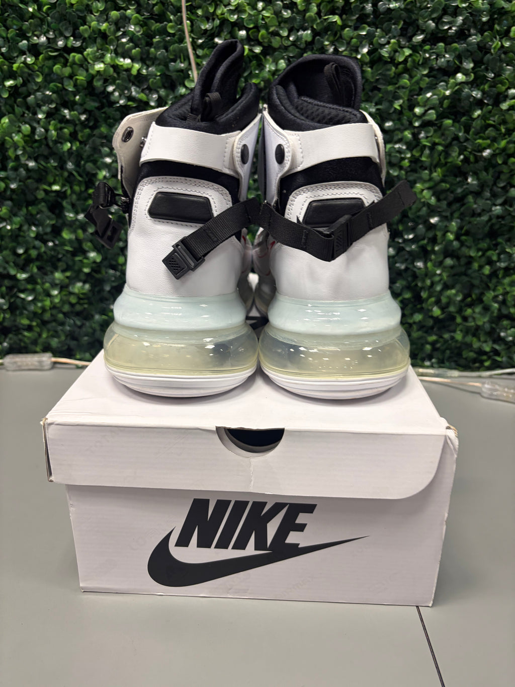 Nike Air Max 720 Saturn "White Black Red" Size 13 Preowned