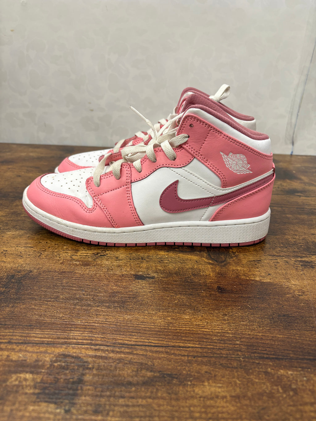 Jordan 1 Mid “Valentines Day” Size 7Y Preowned