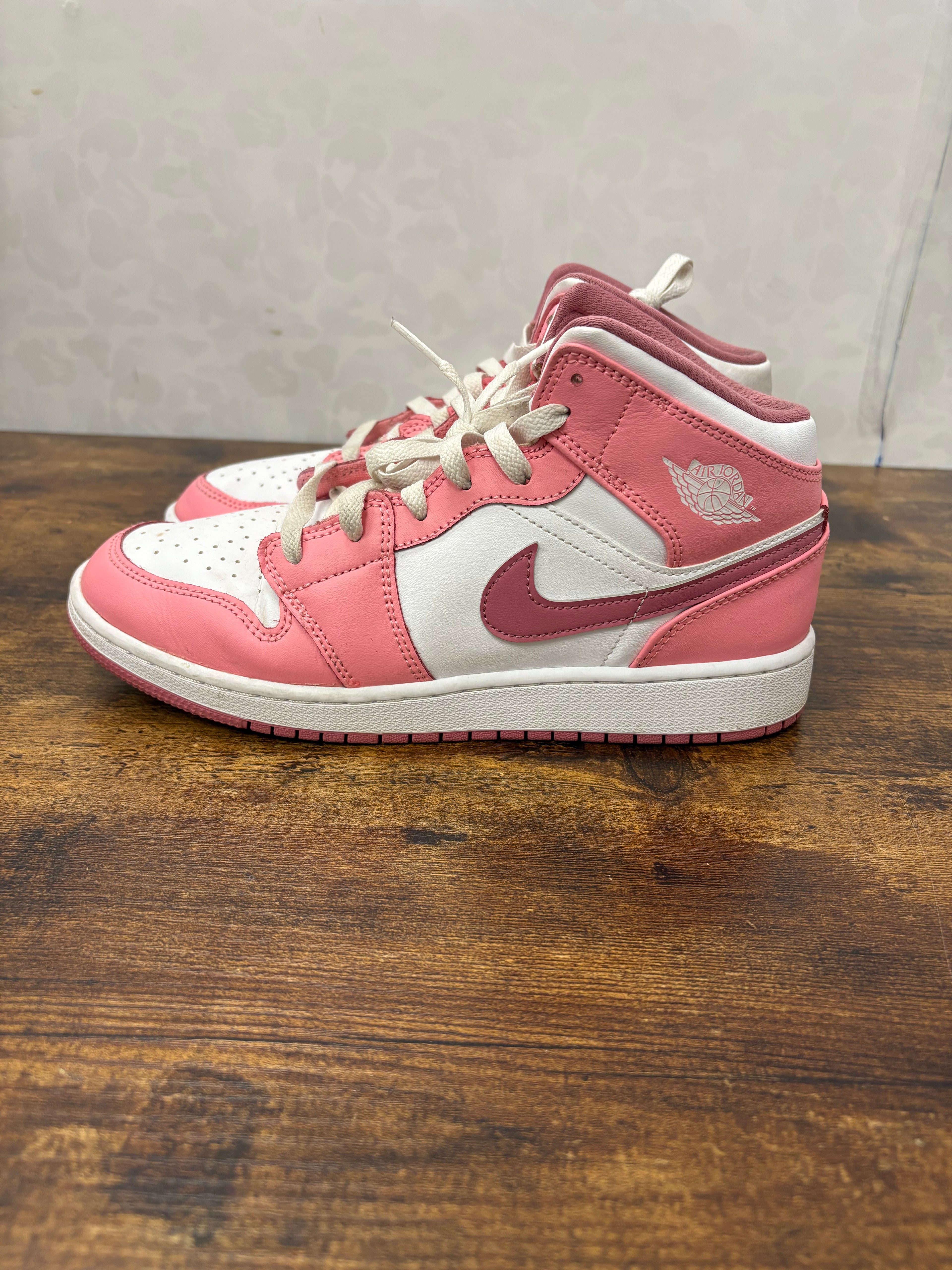 Jordan 1 Mid “Valentines Day” Size 7Y Preowned