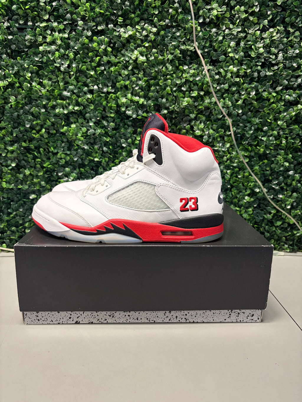 Jordan 5 Retro "Fire Red Black Tongue" (2025) Size 13 Preowned