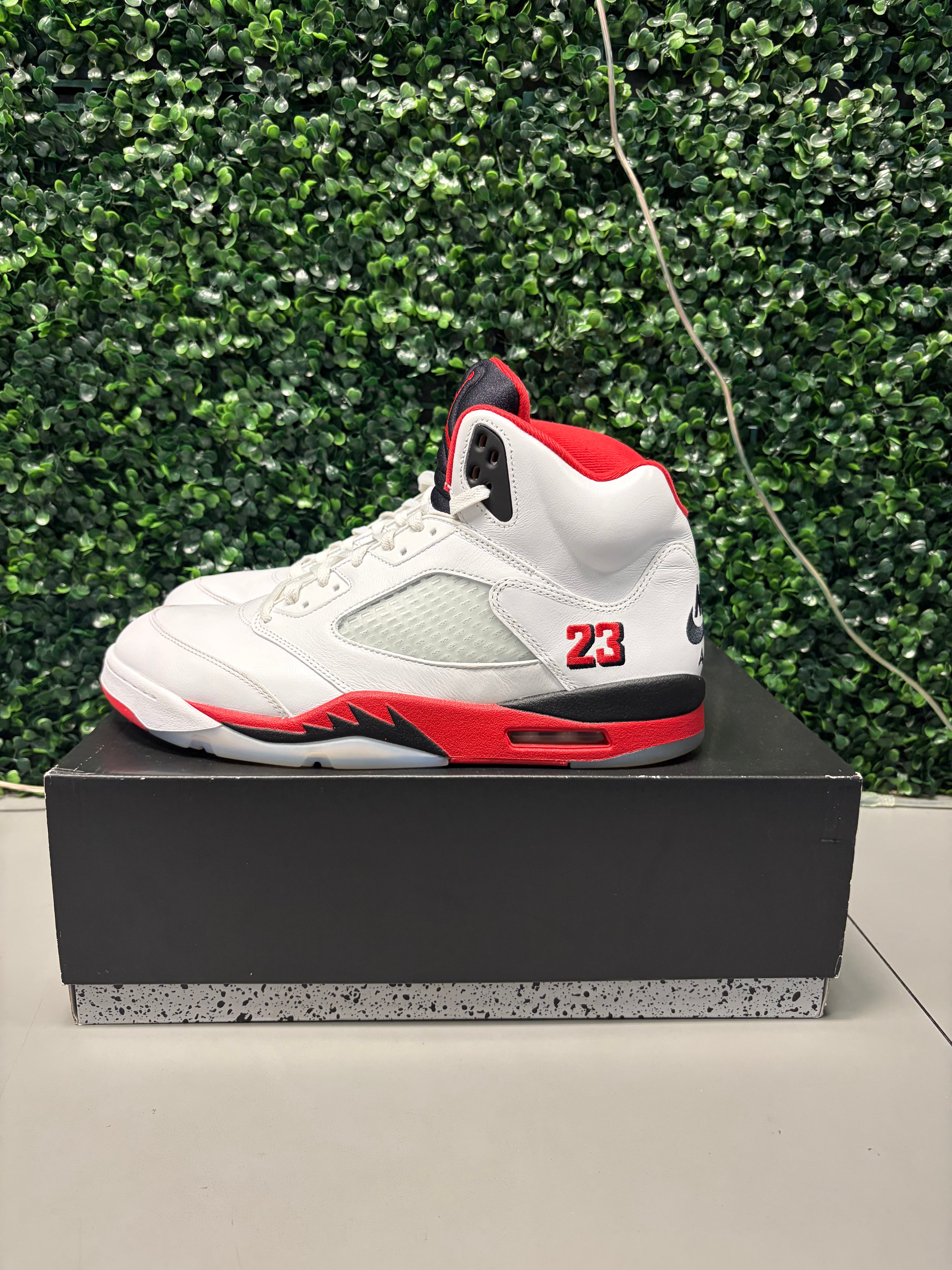 Jordan 5 Retro "Fire Red Black Tongue" (2025) Size 13 Preowned