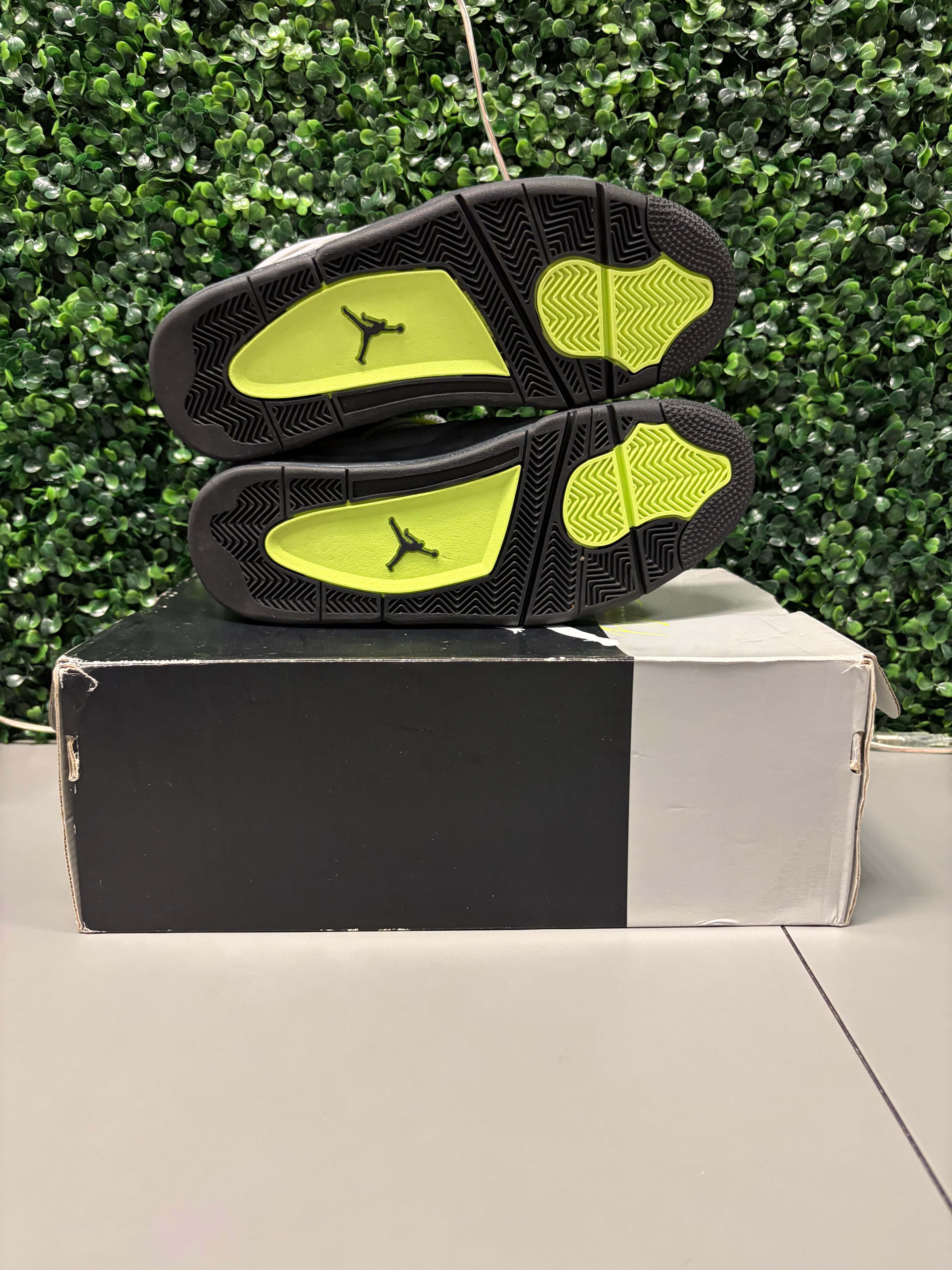 Jordan 4 Retro "SE 95 Neon" Size 10.5 Preowned