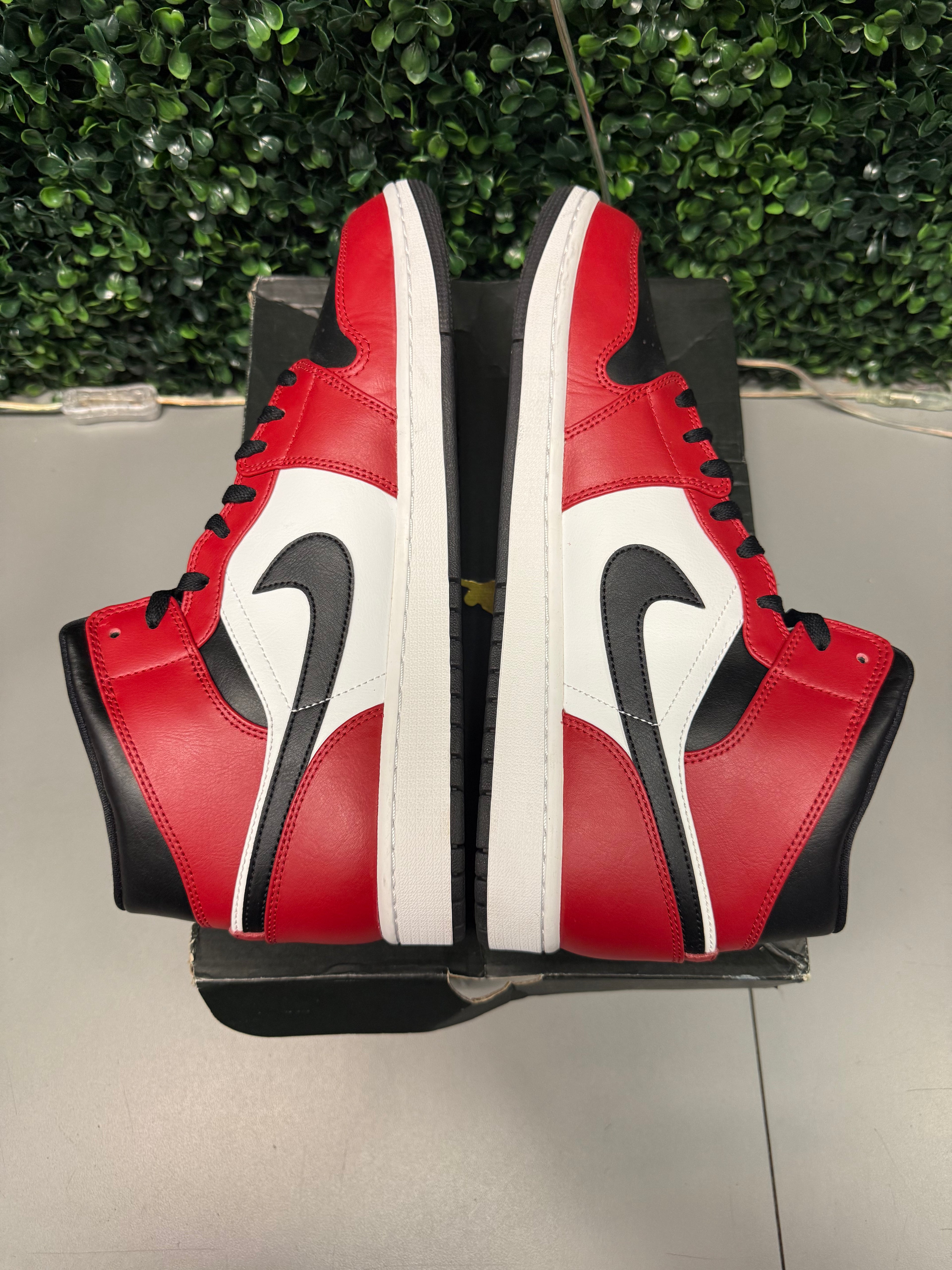 Jordan 1 Mid "Chicago Toe" Size 13 Preowned