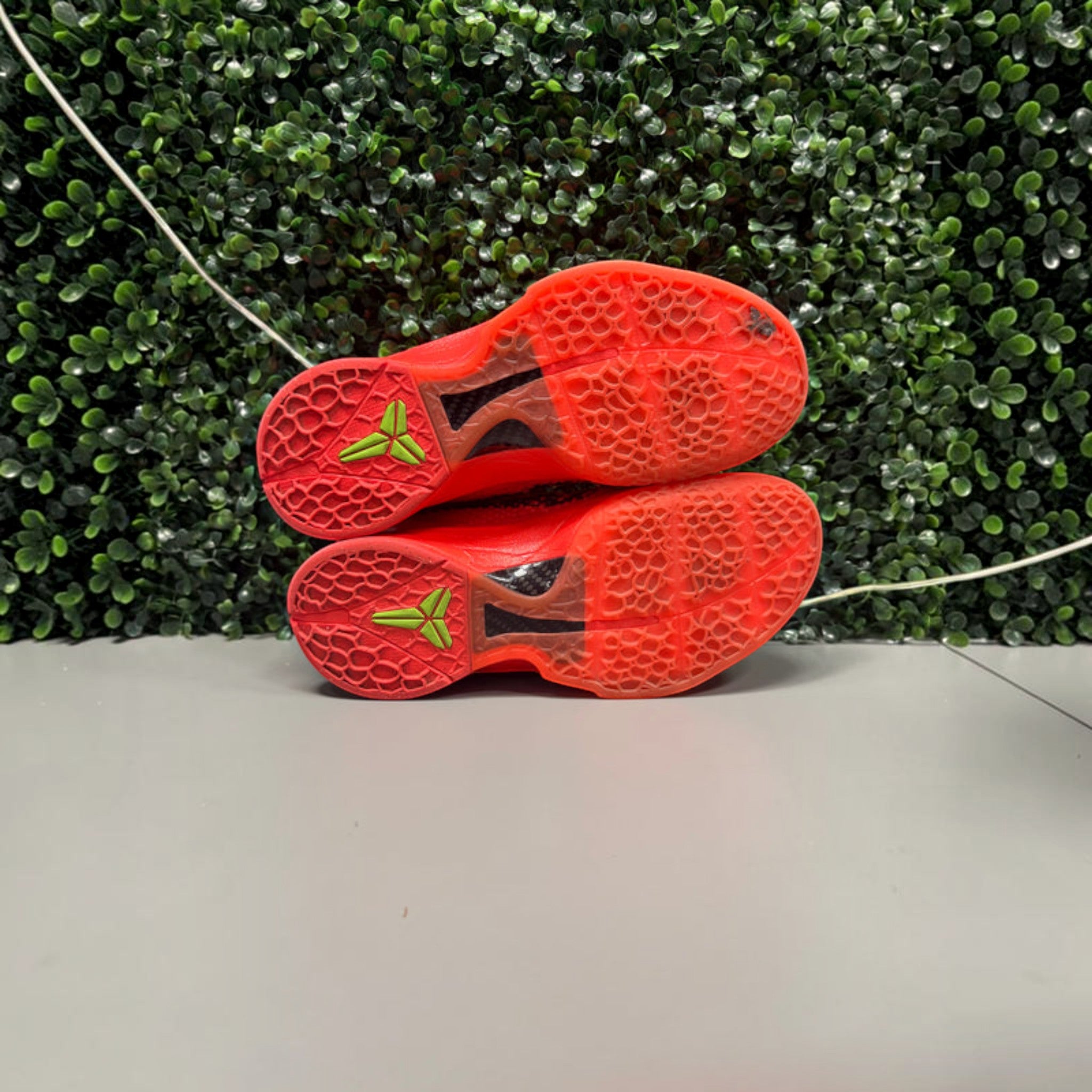 Kobe 6 Protro "Reverse Grinch" Size 8 preowned (No Box)