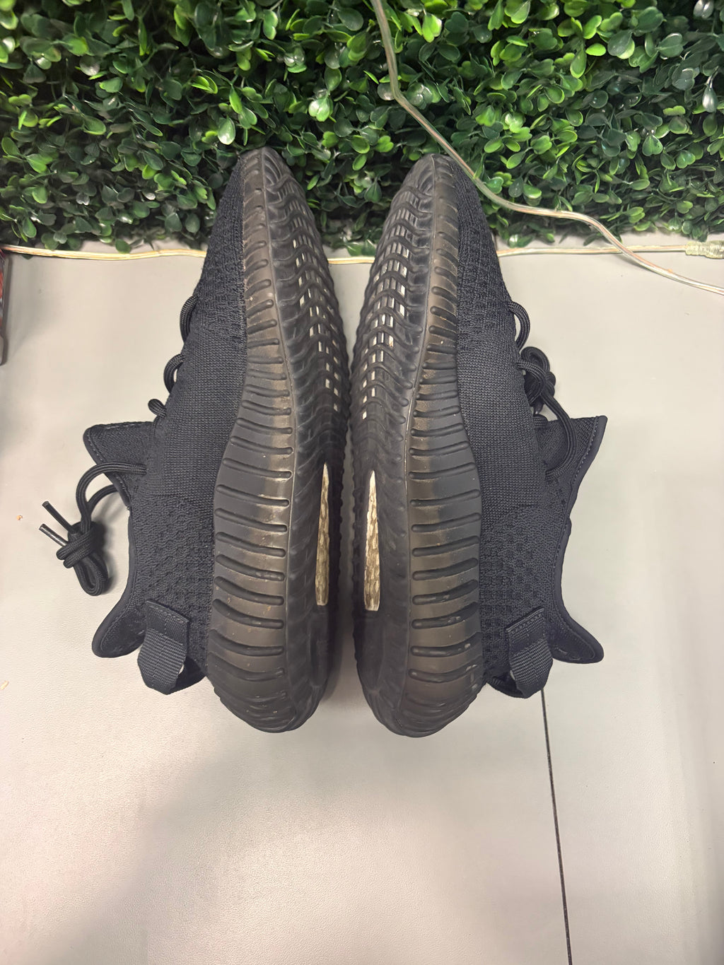 adidas Yeezy Boost 350 V2 "Onyx" Size 10 Preowned