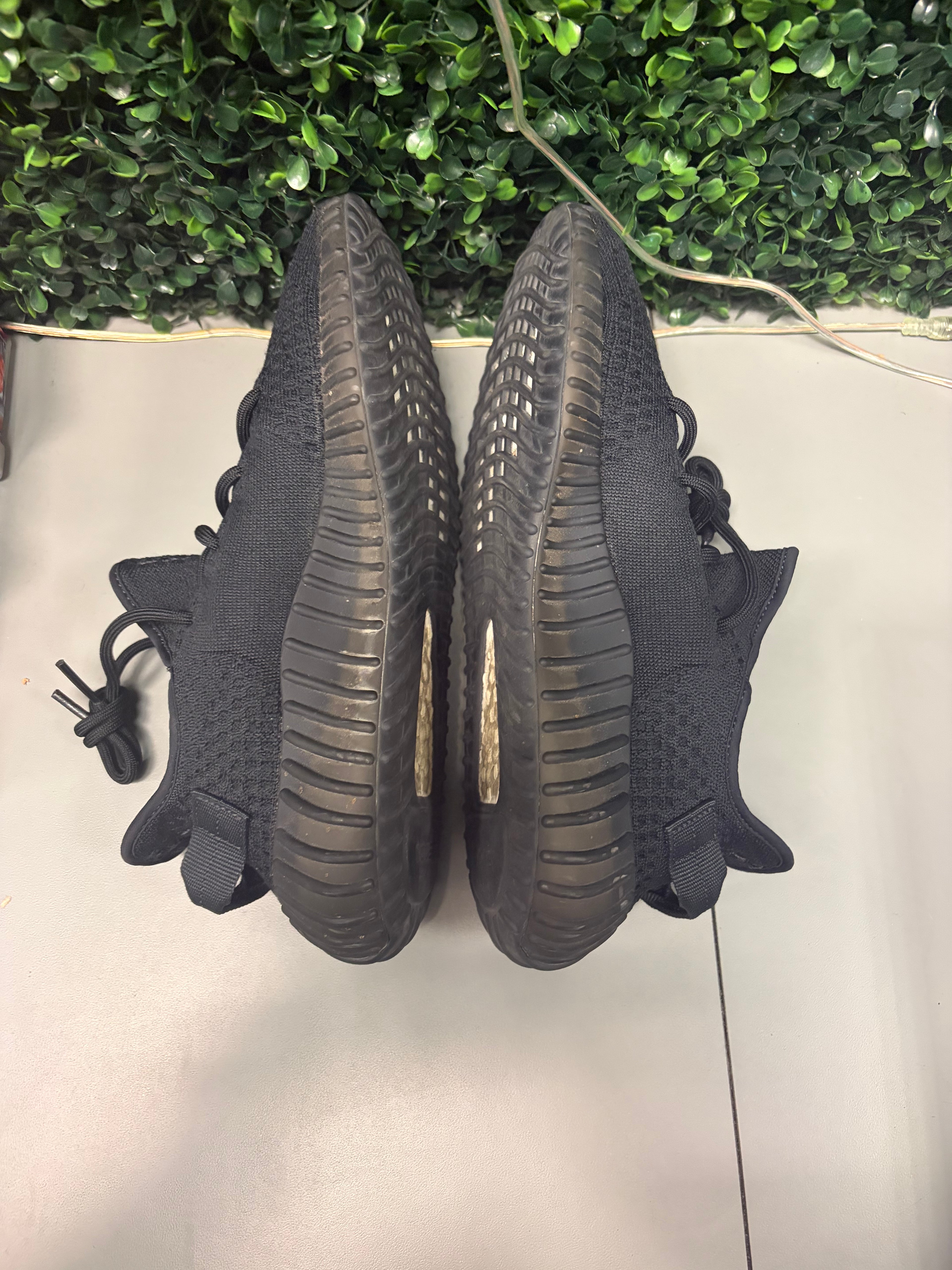 adidas Yeezy Boost 350 V2 "Onyx" Size 10 Preowned
