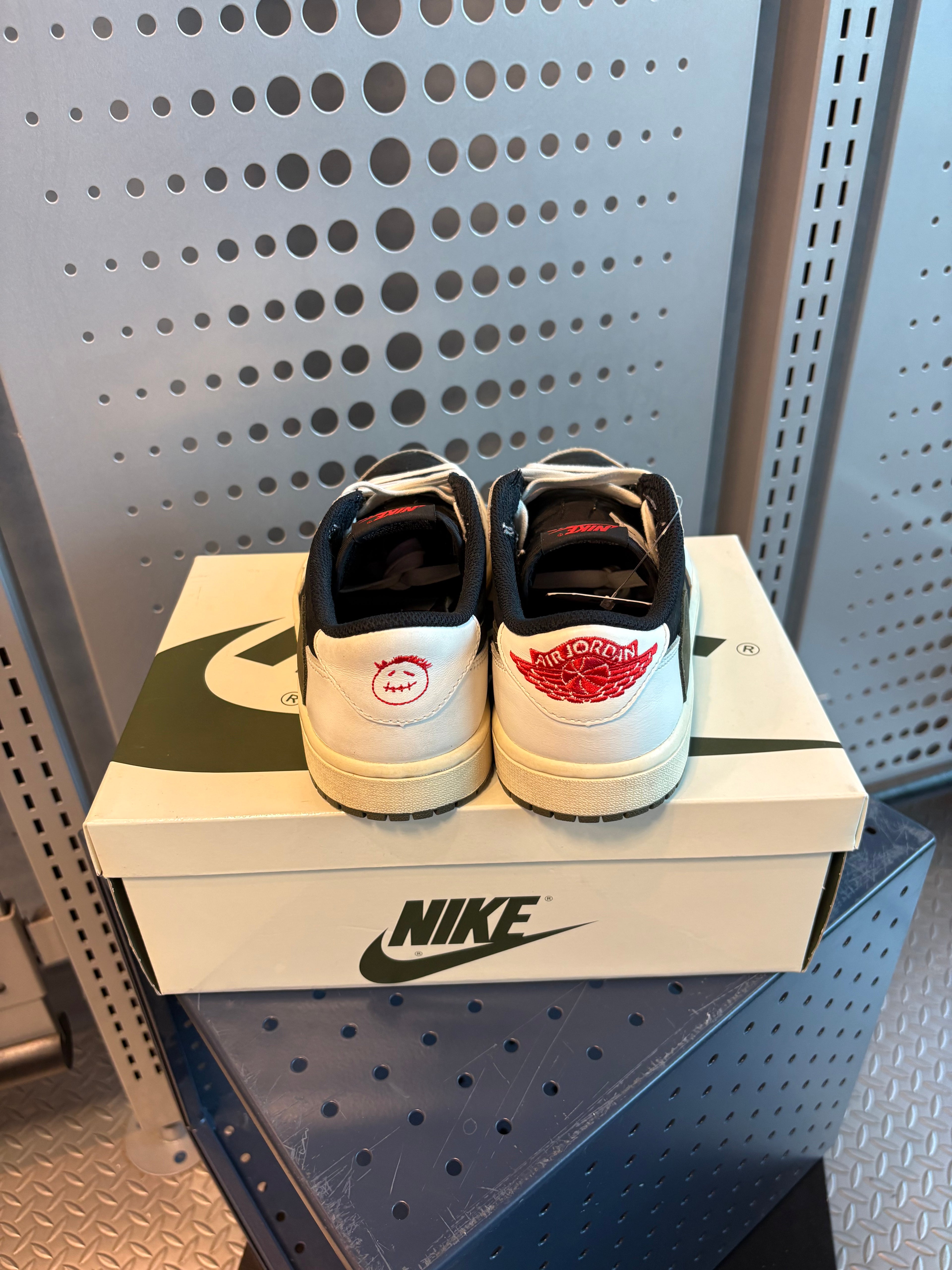 Jordan 1 Low x Travis Scott “Olive” Size 7M/8.5W Preowned