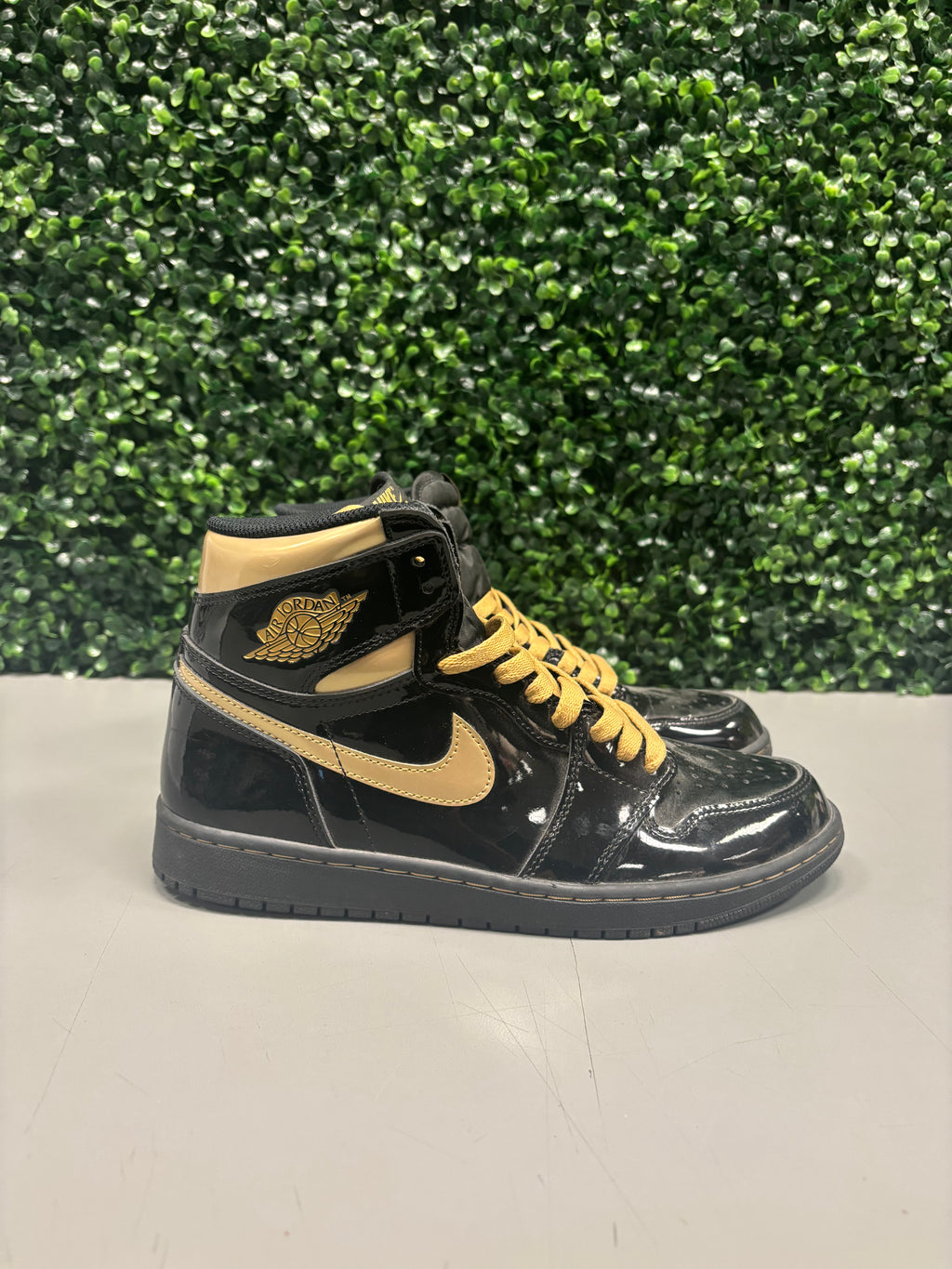 Jordan 1 High "Metallic Gold" Size 10 Preowned