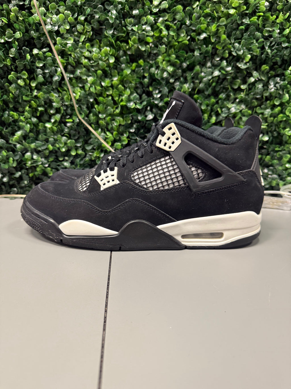 Jordan 4 "White Thunder" Size 10.5 Preowned