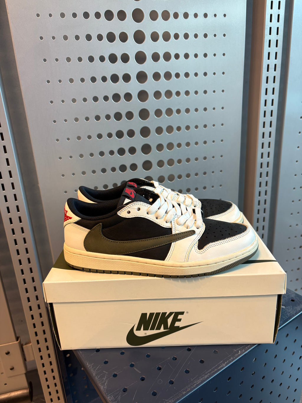 Jordan 1 Low x Travis Scott “Olive” Size 7M/8.5W Preowned