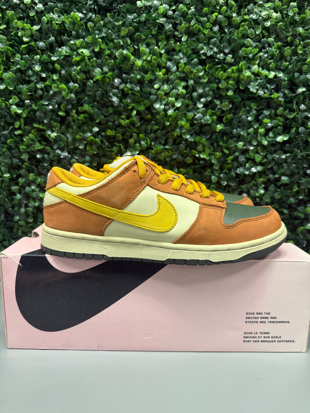Nike SB Dunk Low "Vapour Mineral Yellow" Size 10 Preowned