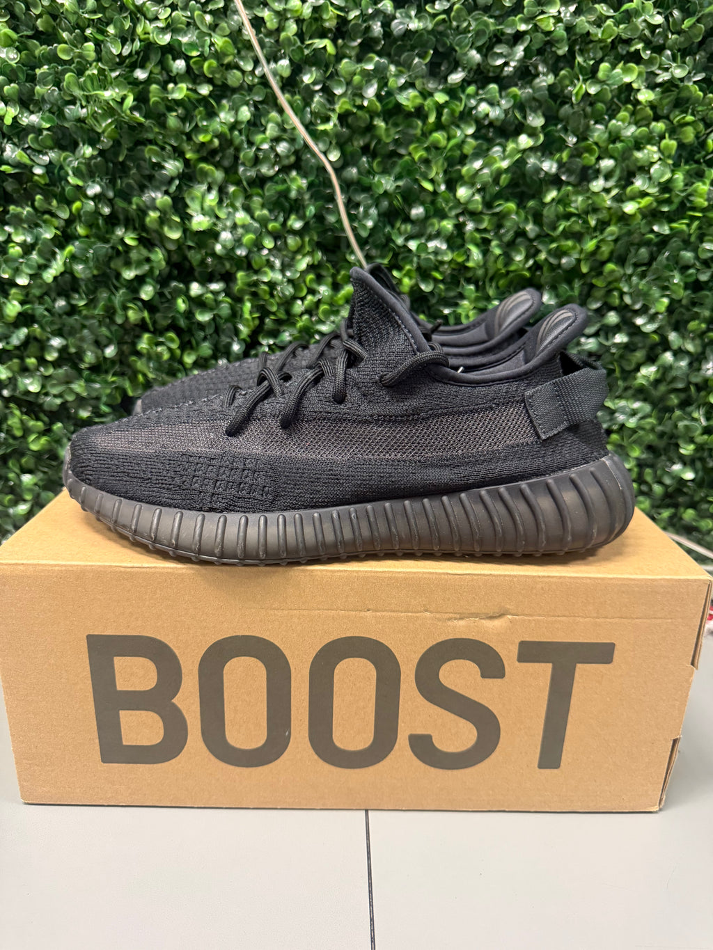 Yeezy 350 V2 "Onyx" Size 9 Preowned