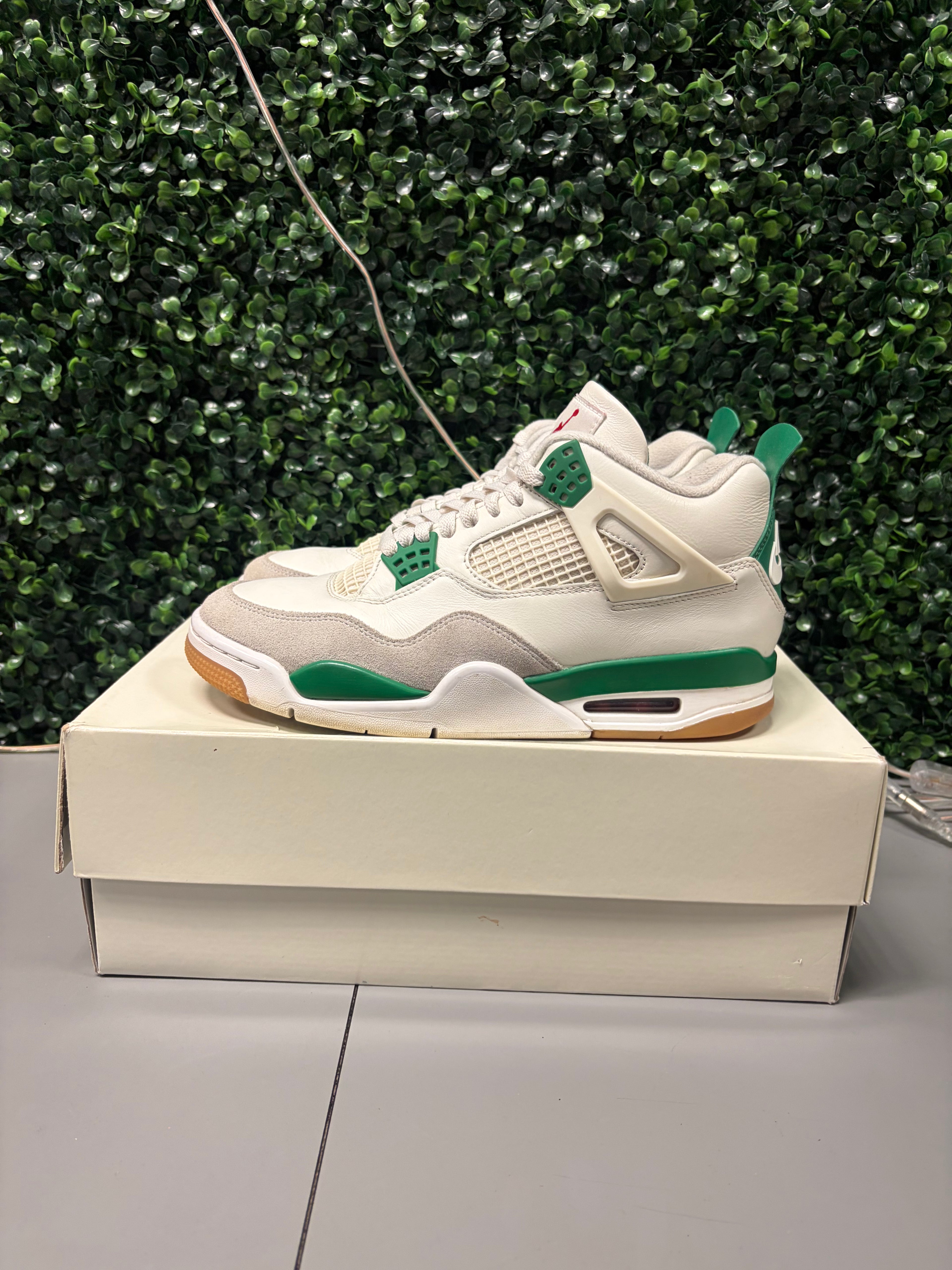 Jordan 4 SB "Pine Green" Size 9.5 Preowned