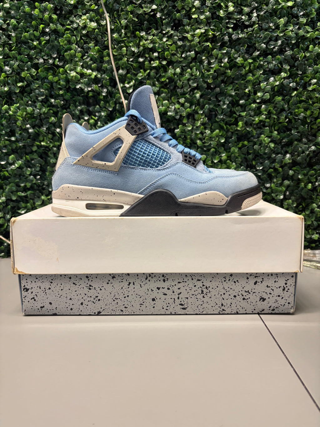 Jordan 4 Retro "University Blue" Size 10 Preowned