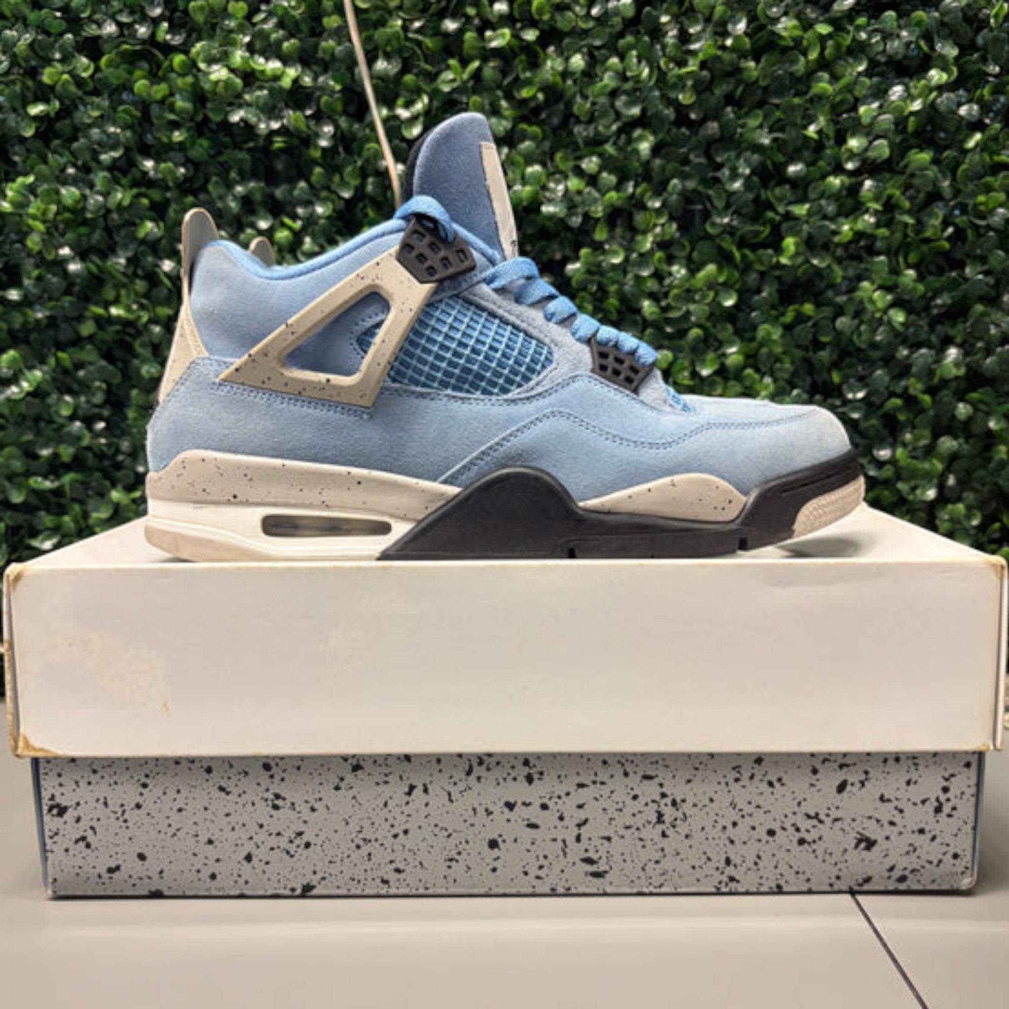 Jordan 4 Retro "University Blue" Size 10 Preowned