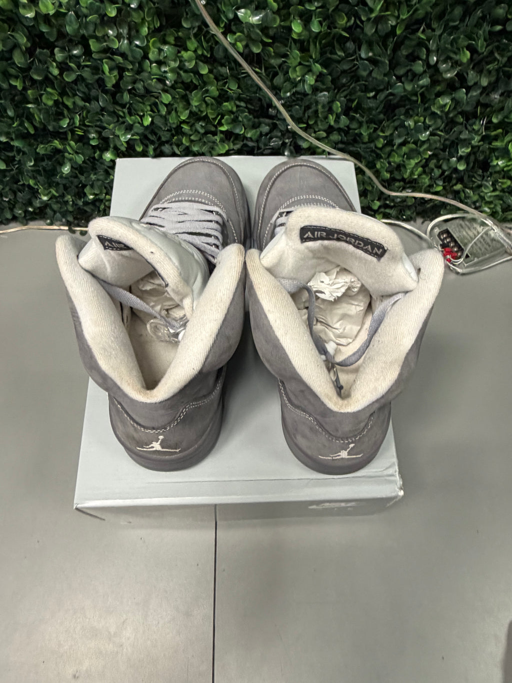 Jordan 5 Retro "Wolf Grey" Preowned Size 9.5