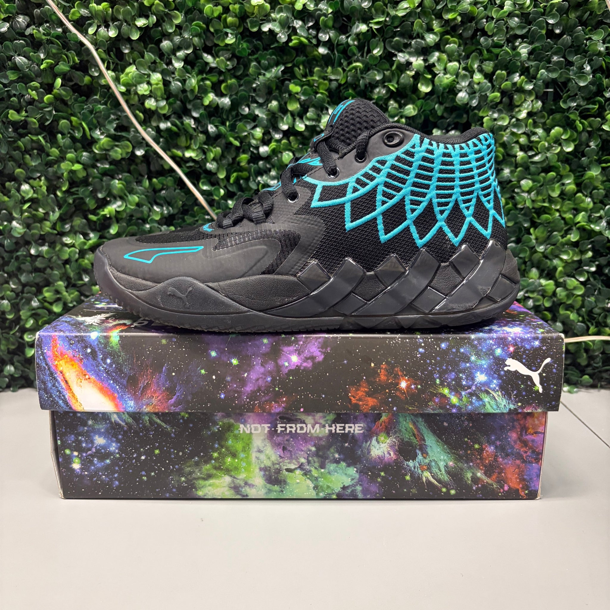 MB.01 "Buzz City" Size 8.5 Preowned