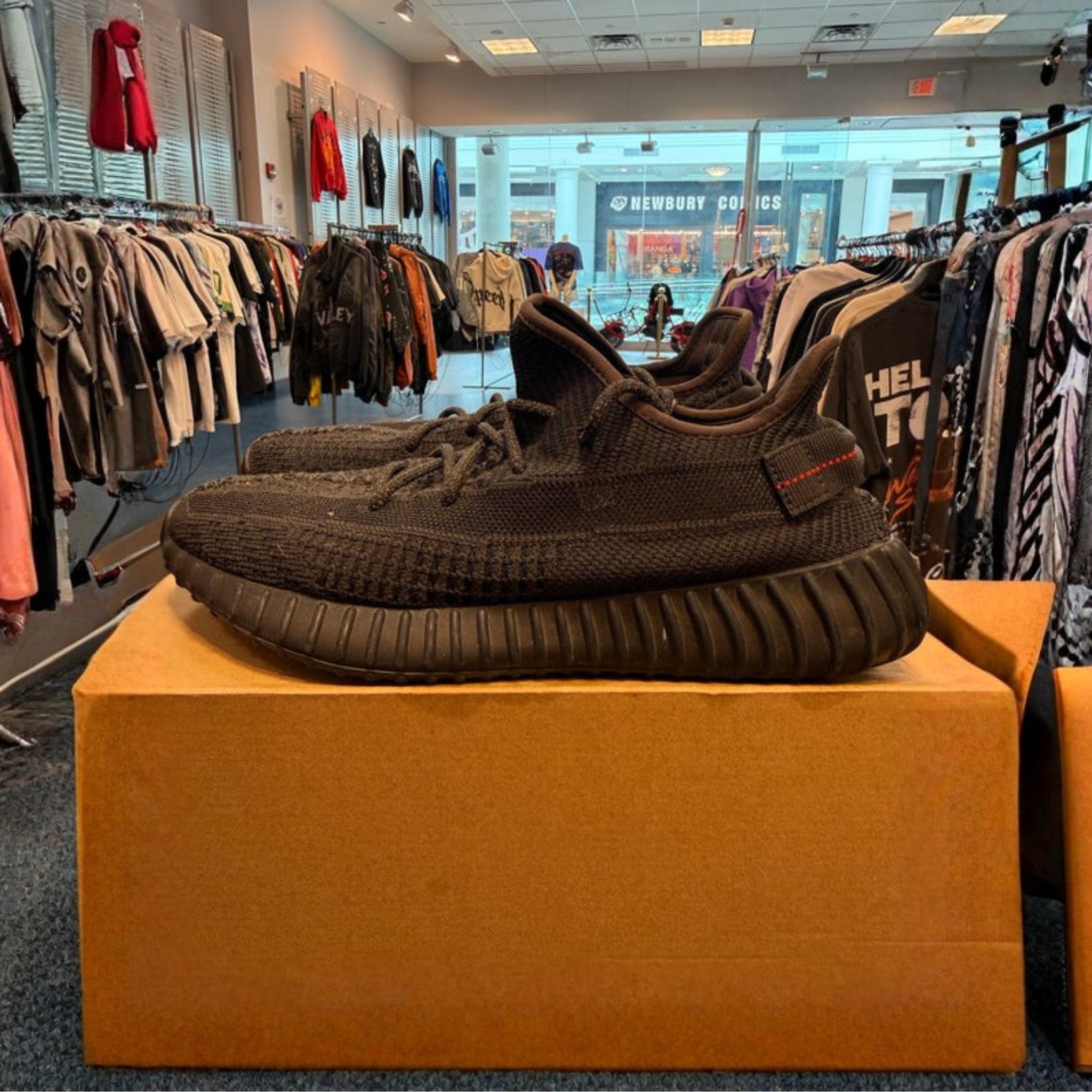 adidas Yeezy Boost 350 V2 'Black' (Non-Reflective) Size 10 Preowned