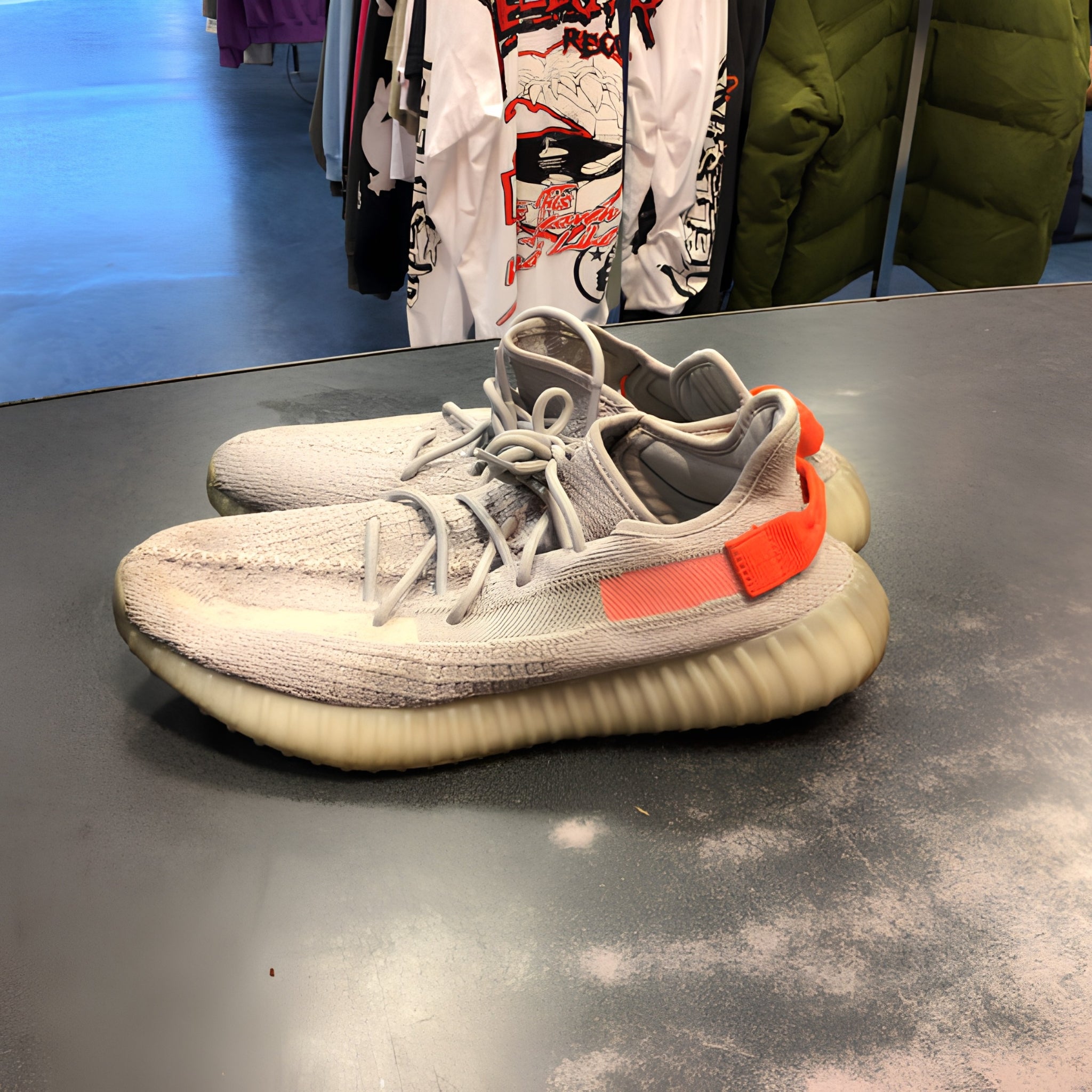 adidas Yeezy Boost 350 V2 “Tail Light” Preowned (no box) Size 11.5M