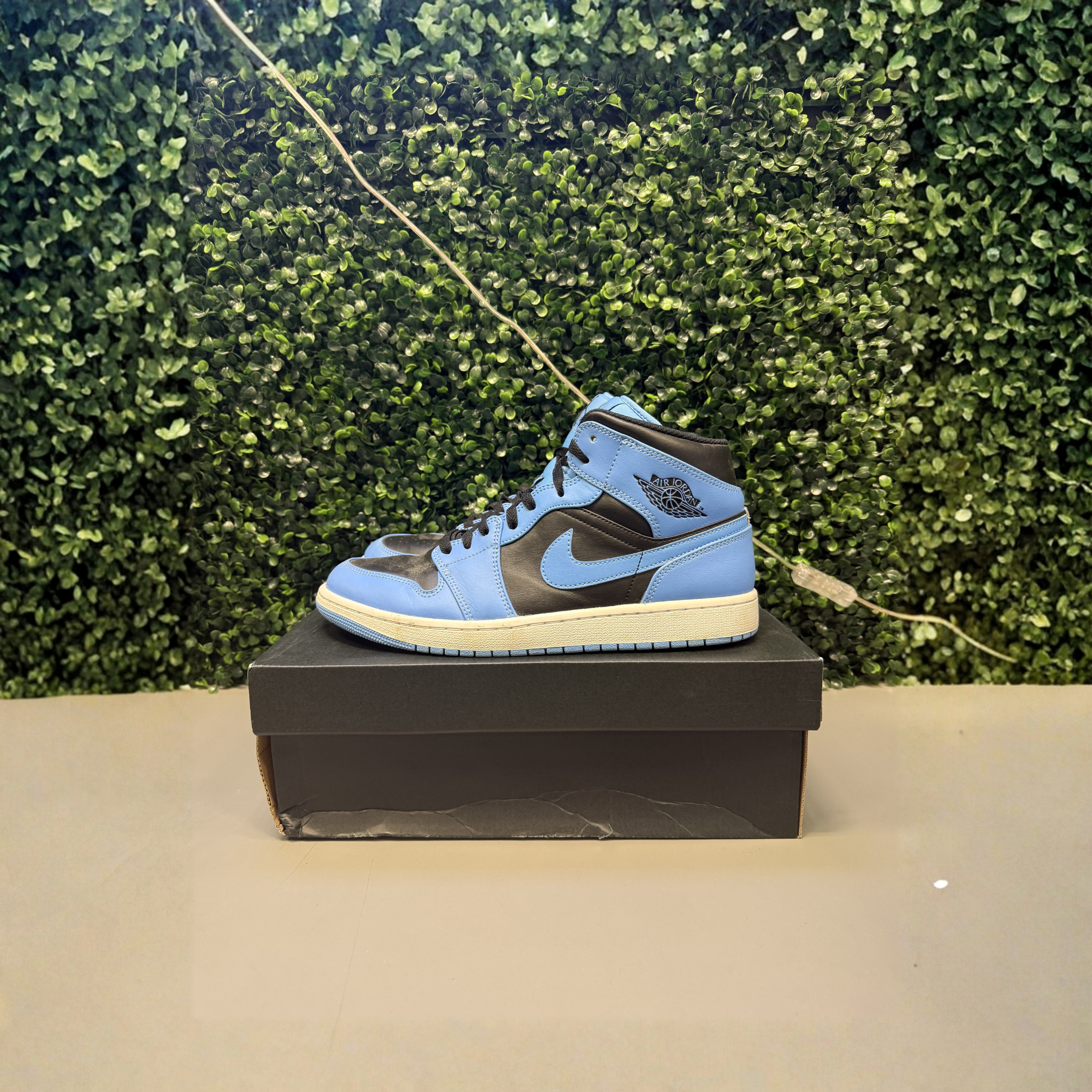 Jordan 1 Mid "University Blue Black" Size 11 Preowned