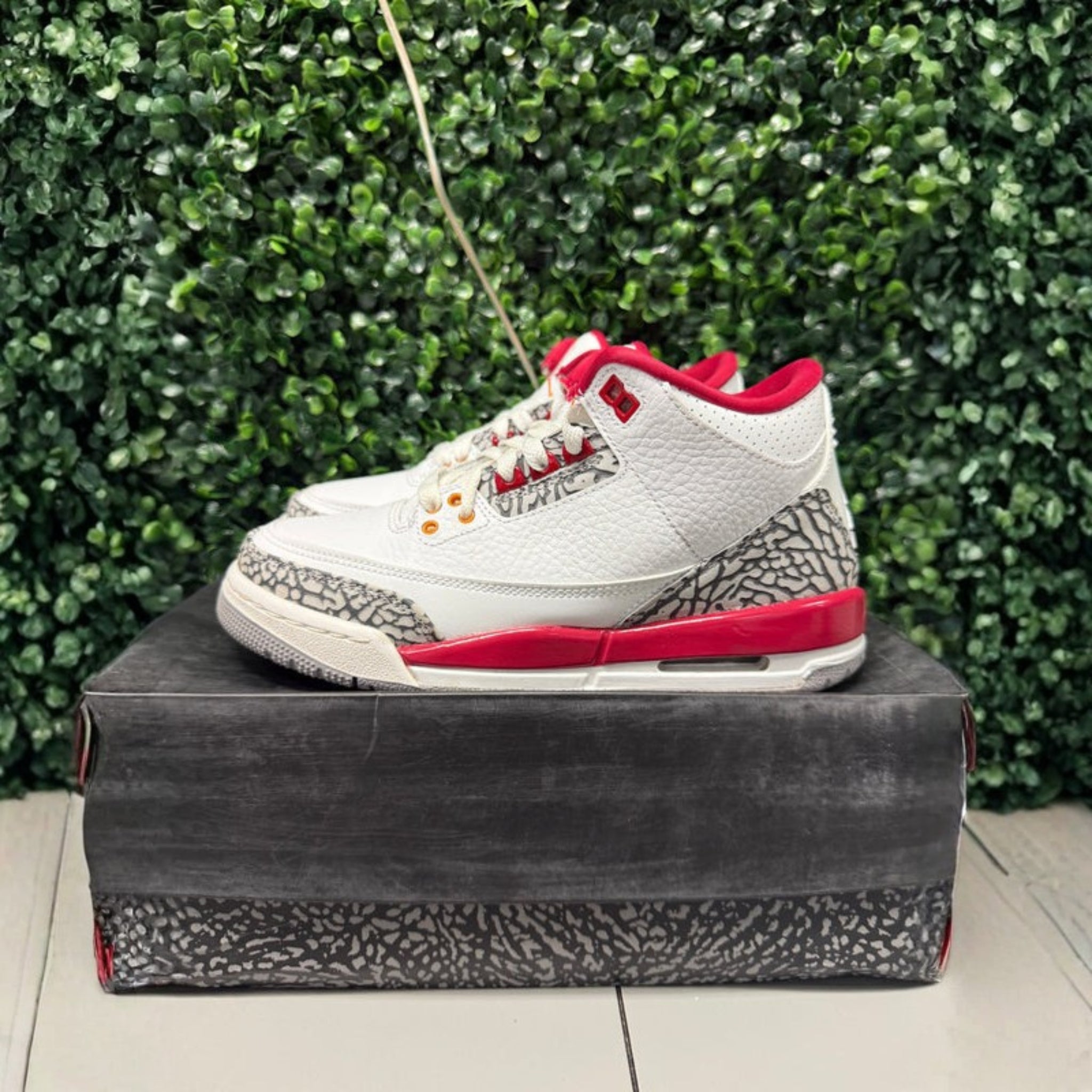 Jordan 3 "Cardinal” Size 5Y Preowned
