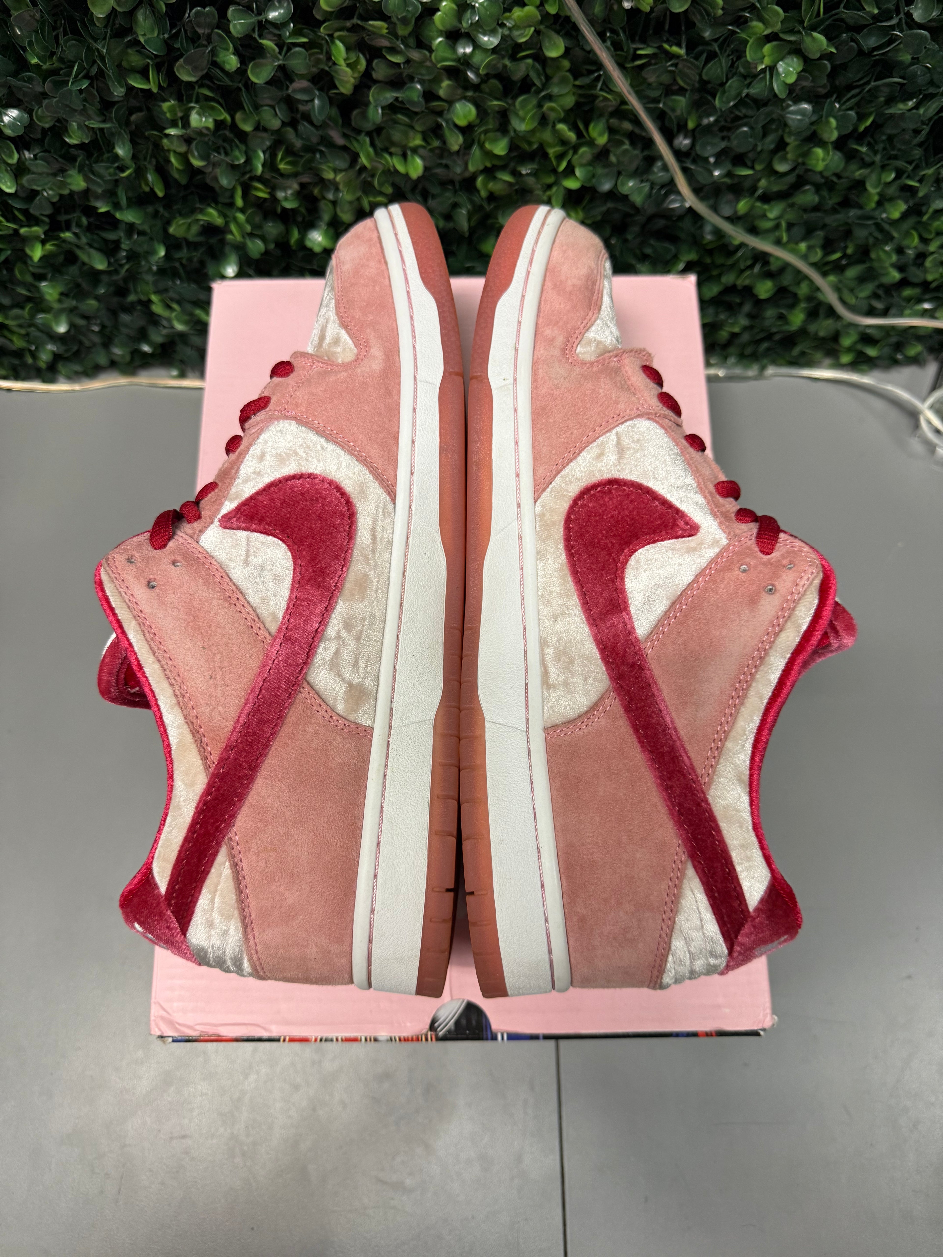 Nike SB Dunk Low "Strange Love" (Special Box) Size 11 Preowned