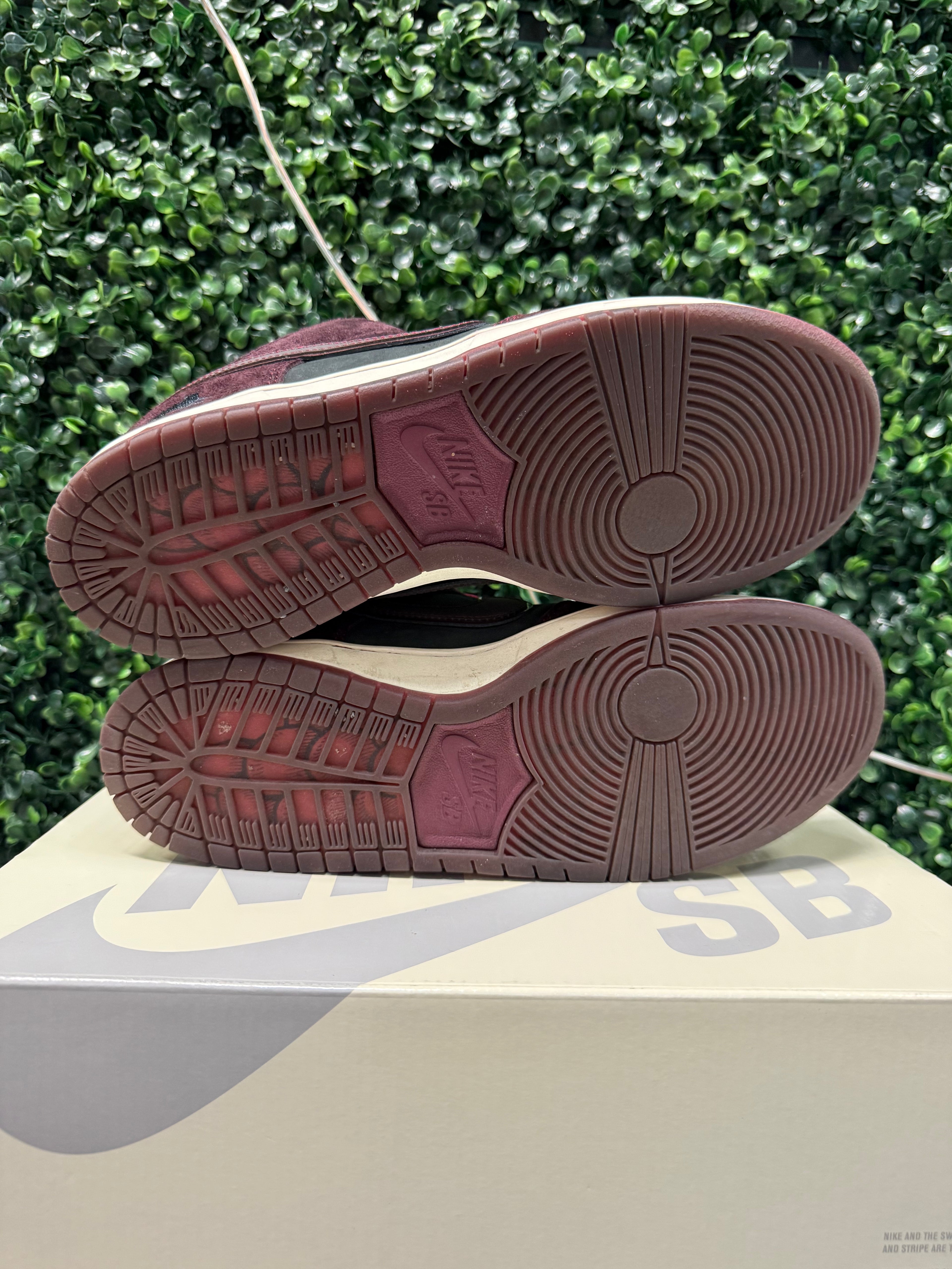 Nike SB Dunk Low "Riot Skateshop" Size 9.5 Preowned