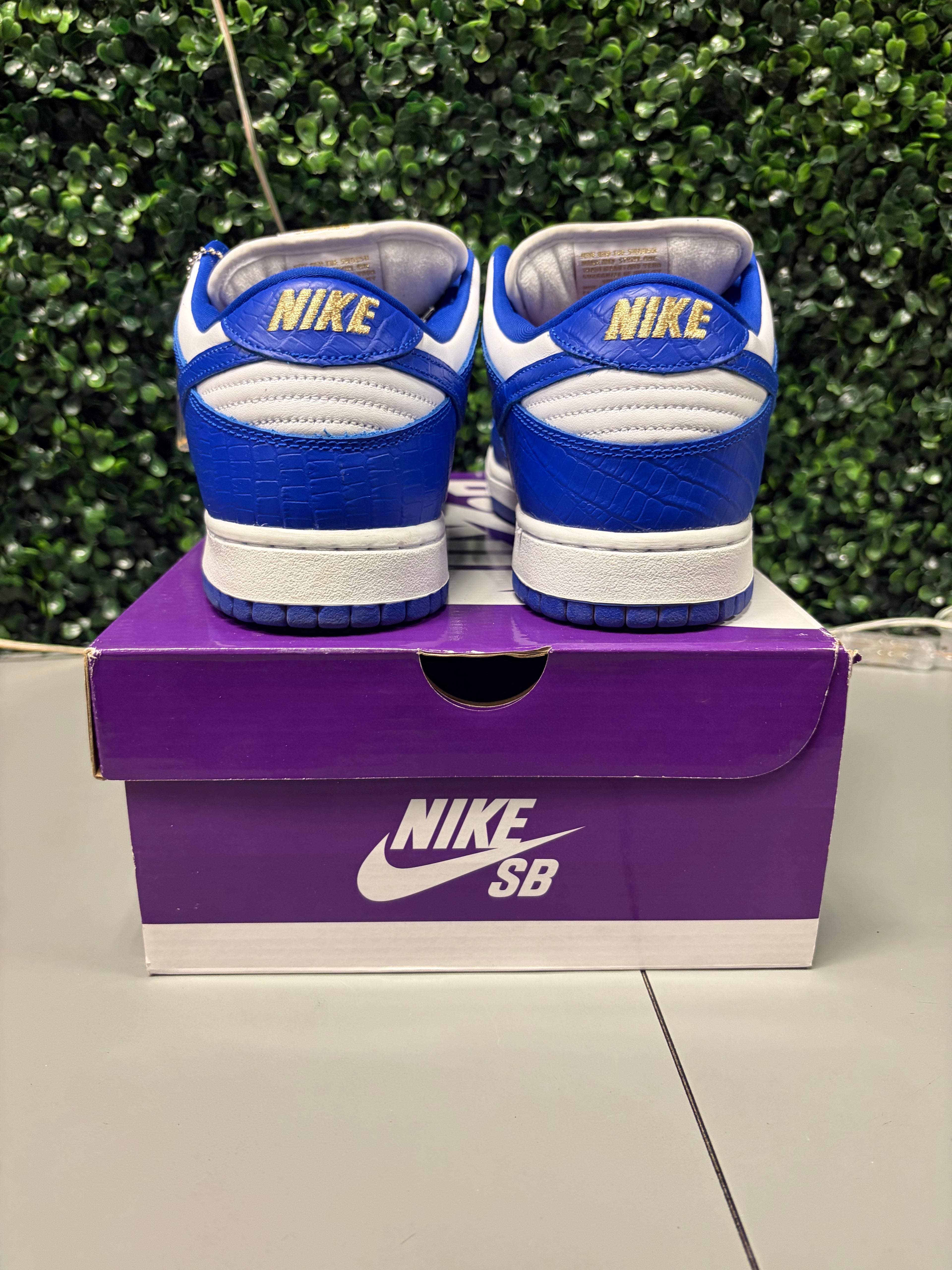 Nike SB Dunk Low Supreme Stars "Hyper Royal" Size 12 Preowned