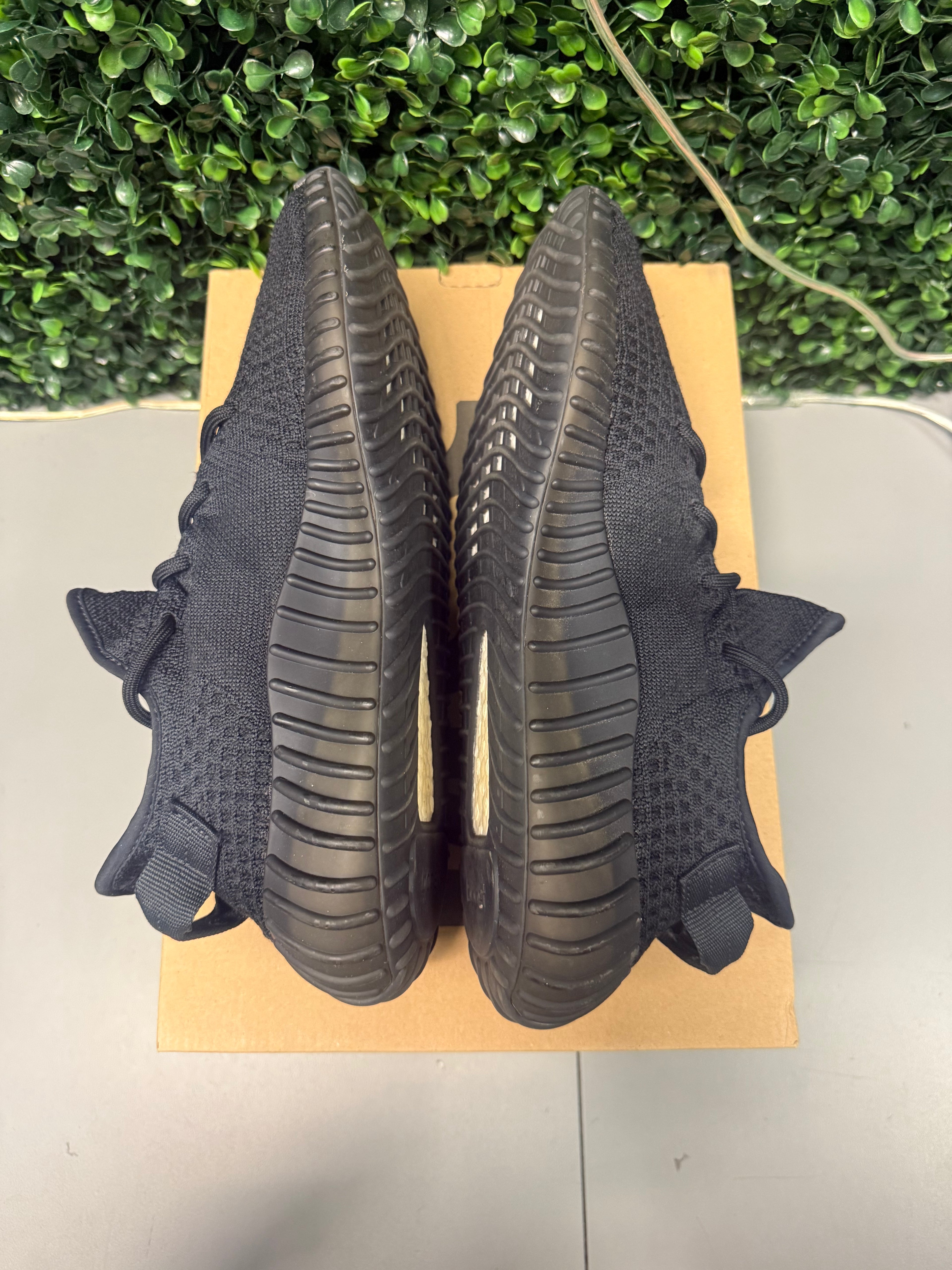 Yeezy 350 V2 "Onyx" Size 9 Preowned