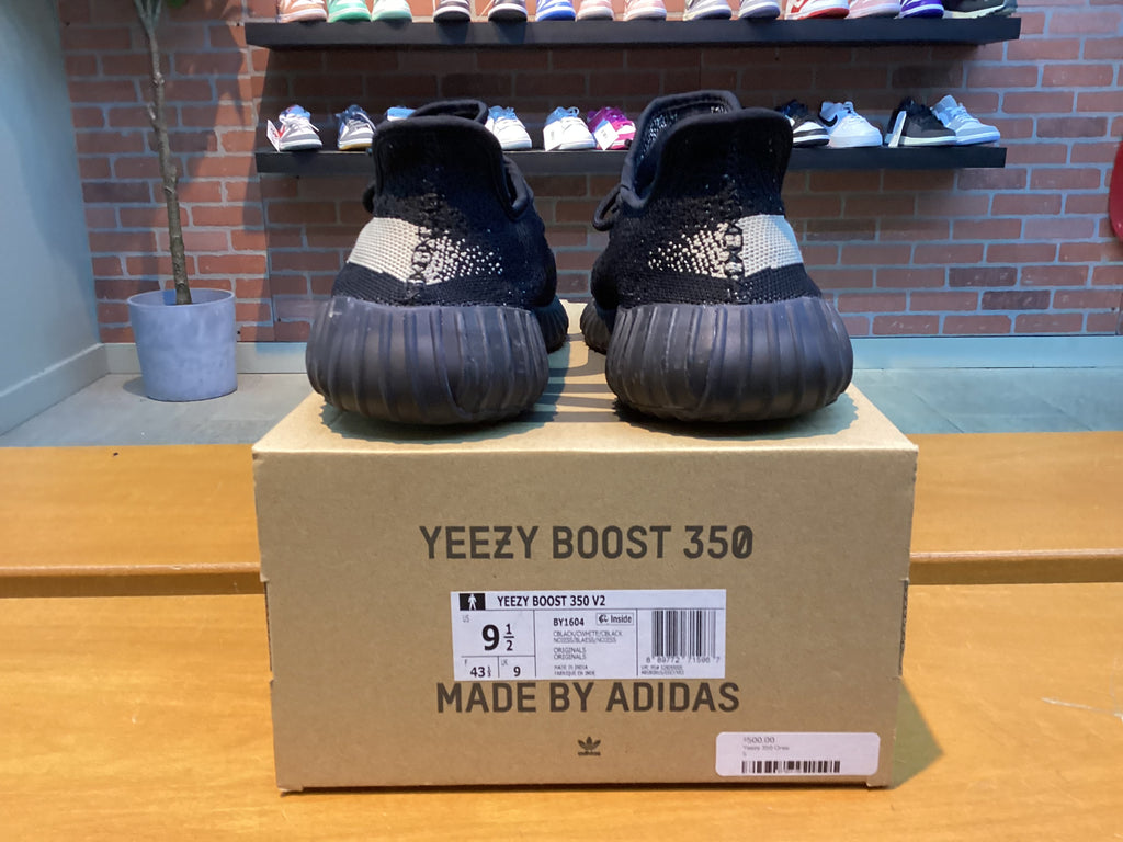 Yeezy 350 v2 Core Black size 9.5 Preowned