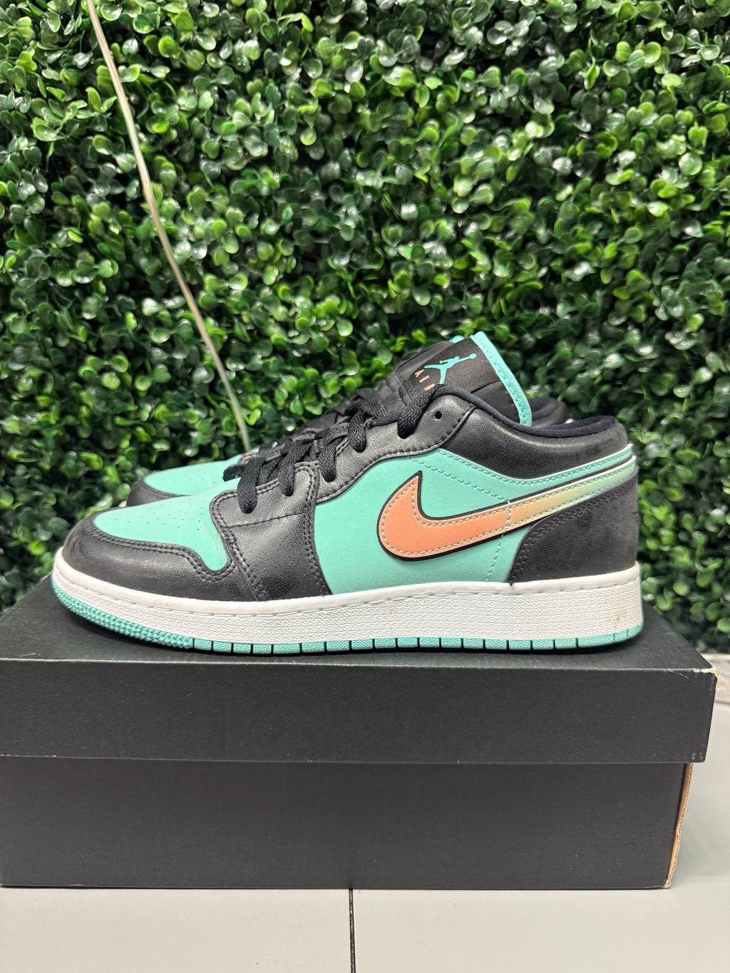 Jordan 1 Low SE "Tropical Twist" Size 6.5Y Preowned
