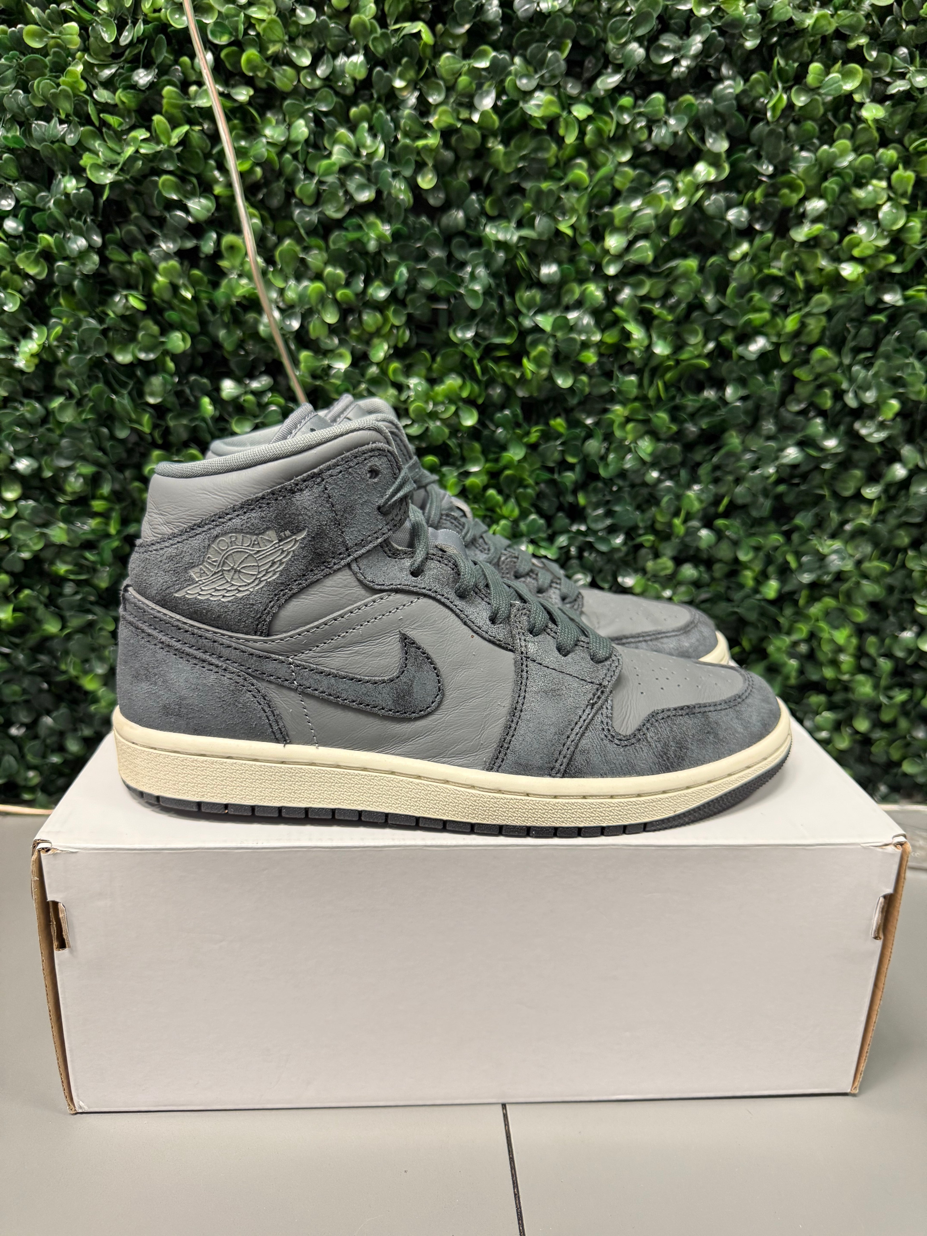 Jordan 1 Mid "Smoke Grey" Size 7.5W / 6Y Preowned