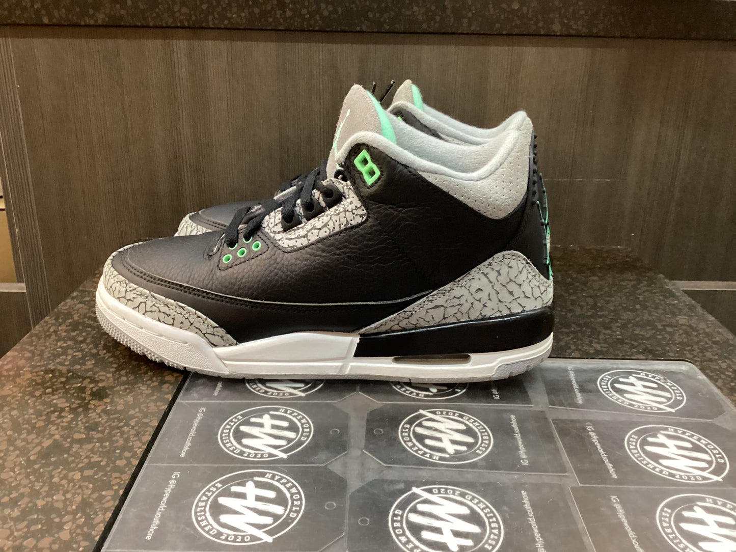 JORDAN 3 “GREEN GLOW” SIZE 6Y Pre Owned
