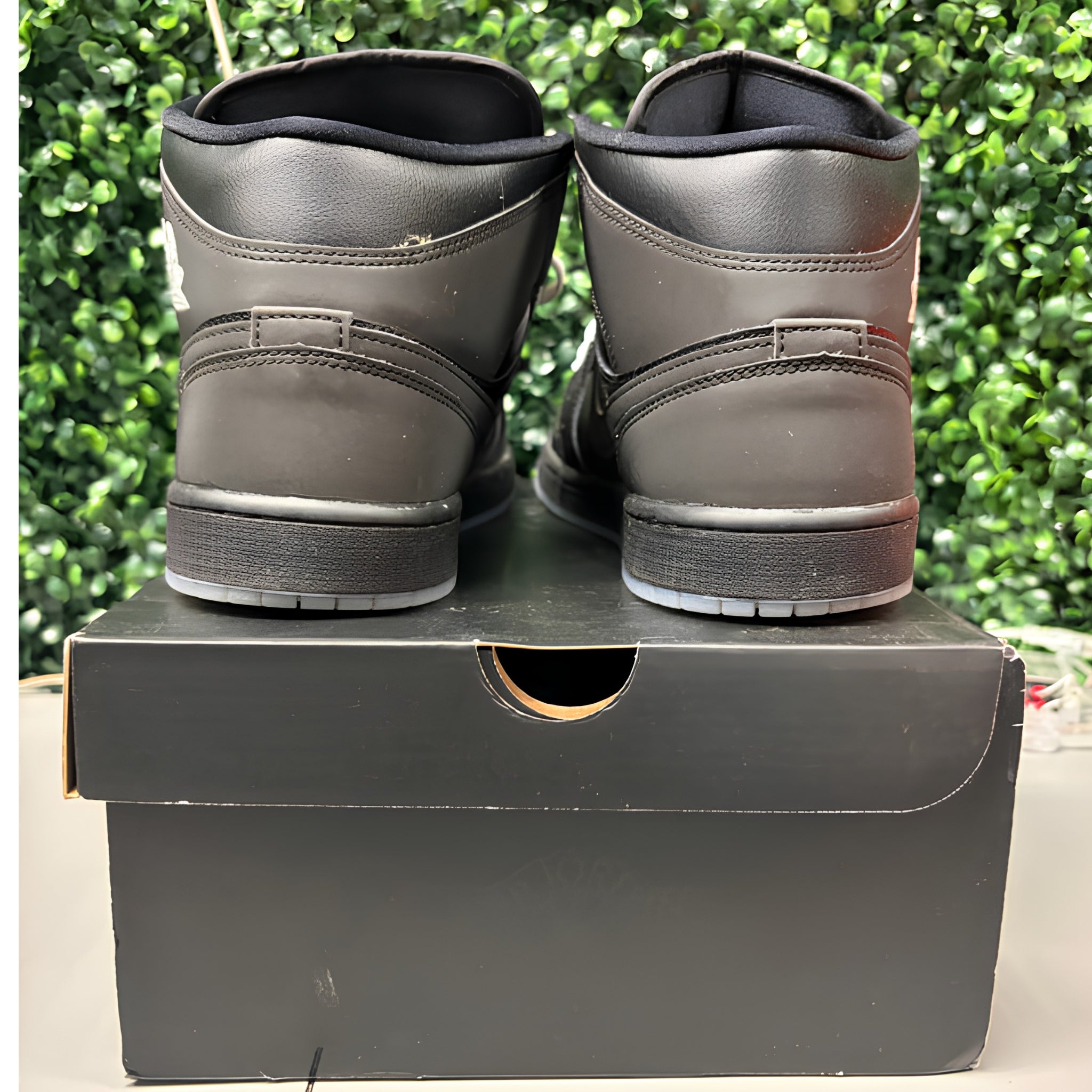 Jordan 1 Mid SE "Black Metallic Reimagined" Size 11.5 Preowned