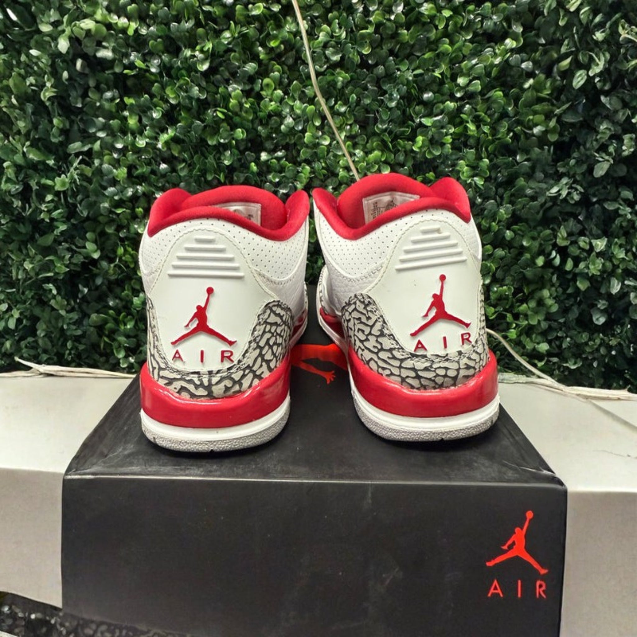 Jordan 3 "Cardinal” Size 5Y Preowned